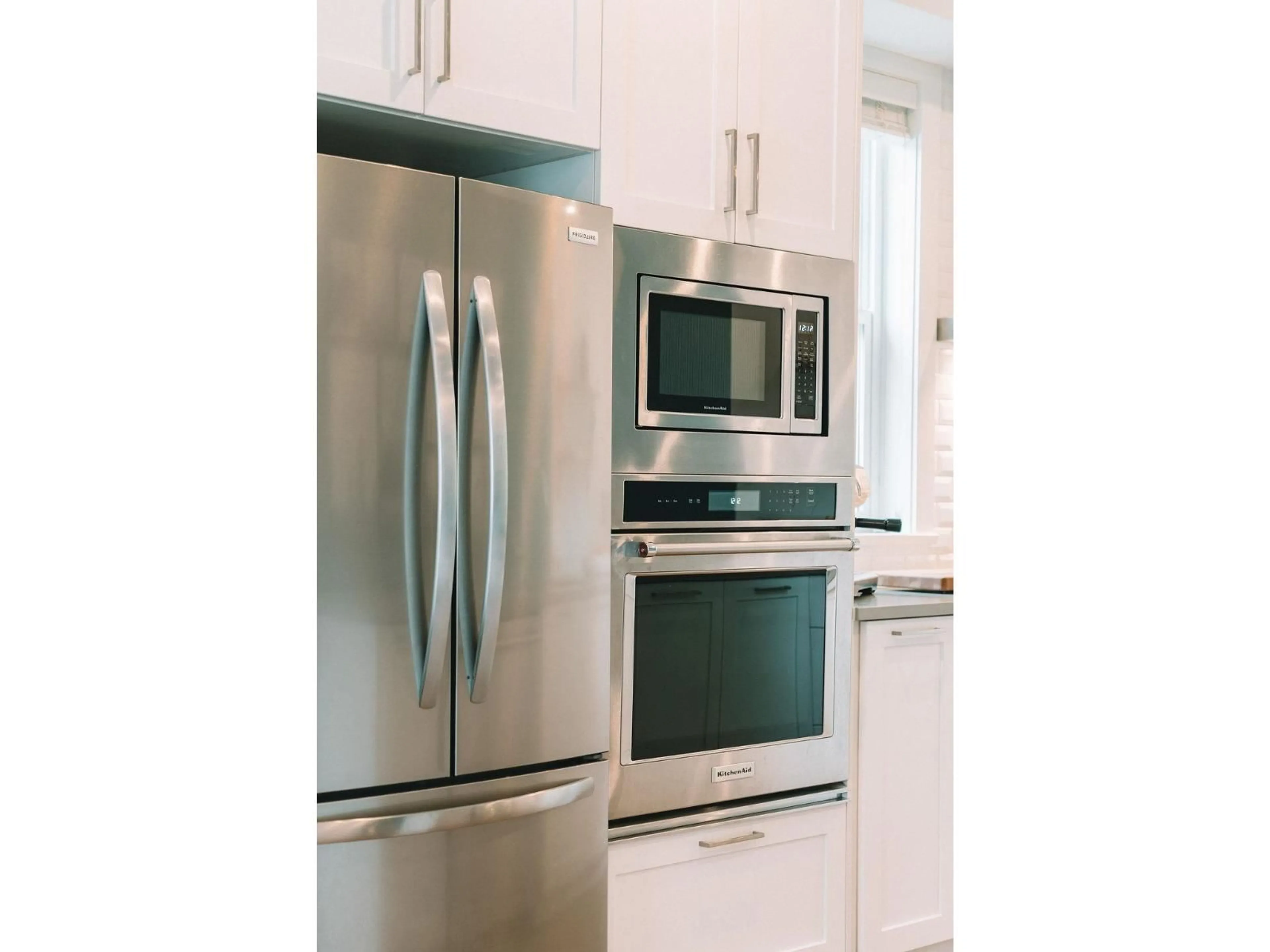 Contemporary kitchen, wood/laminate floor for 33 - 288 171, Surrey British Columbia V3Z9P5