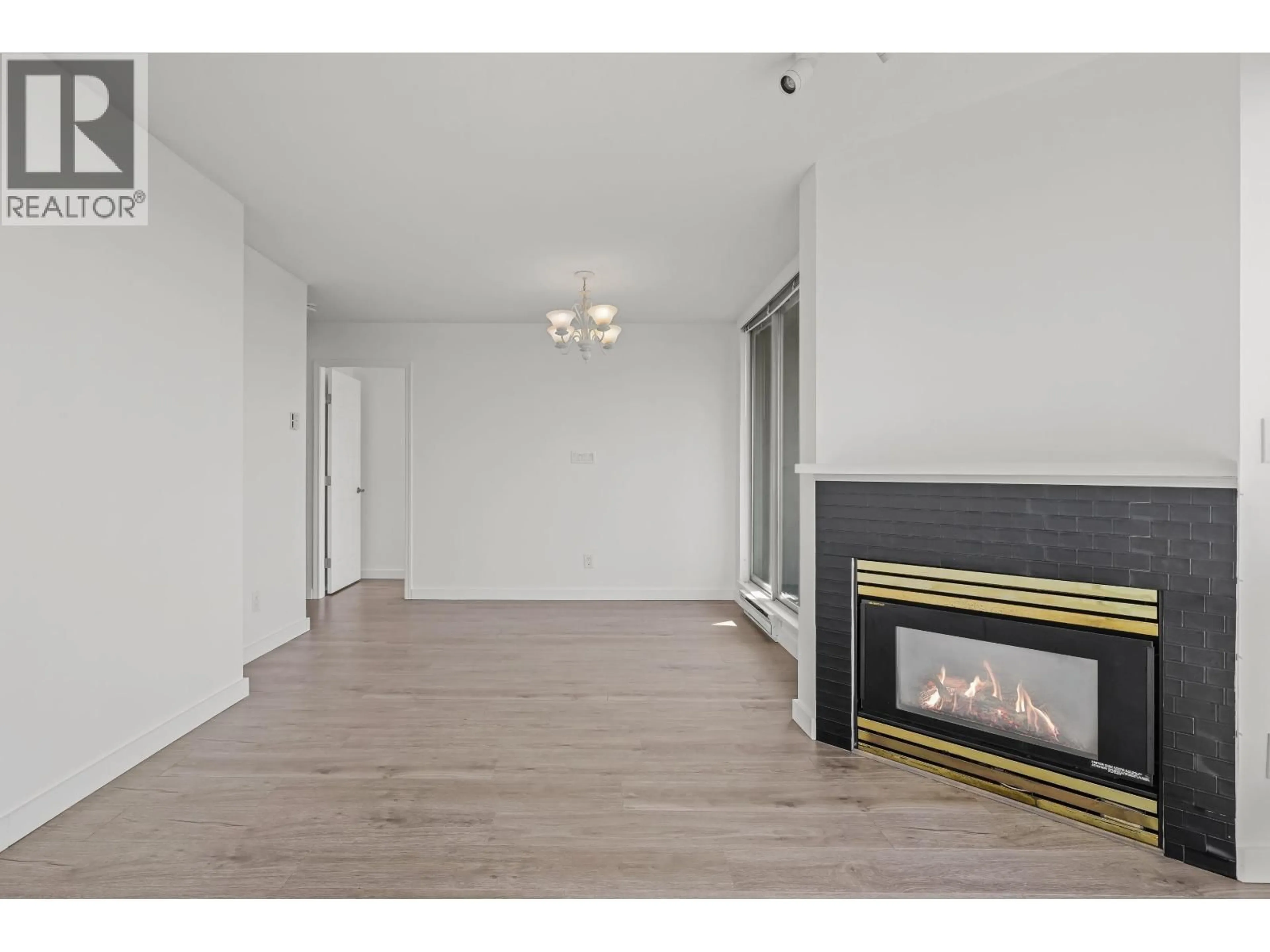 Living room with furniture, wood/laminate floor for 2305 - 9603 MANCHESTER DRIVE, Burnaby British Columbia V3N4Y7