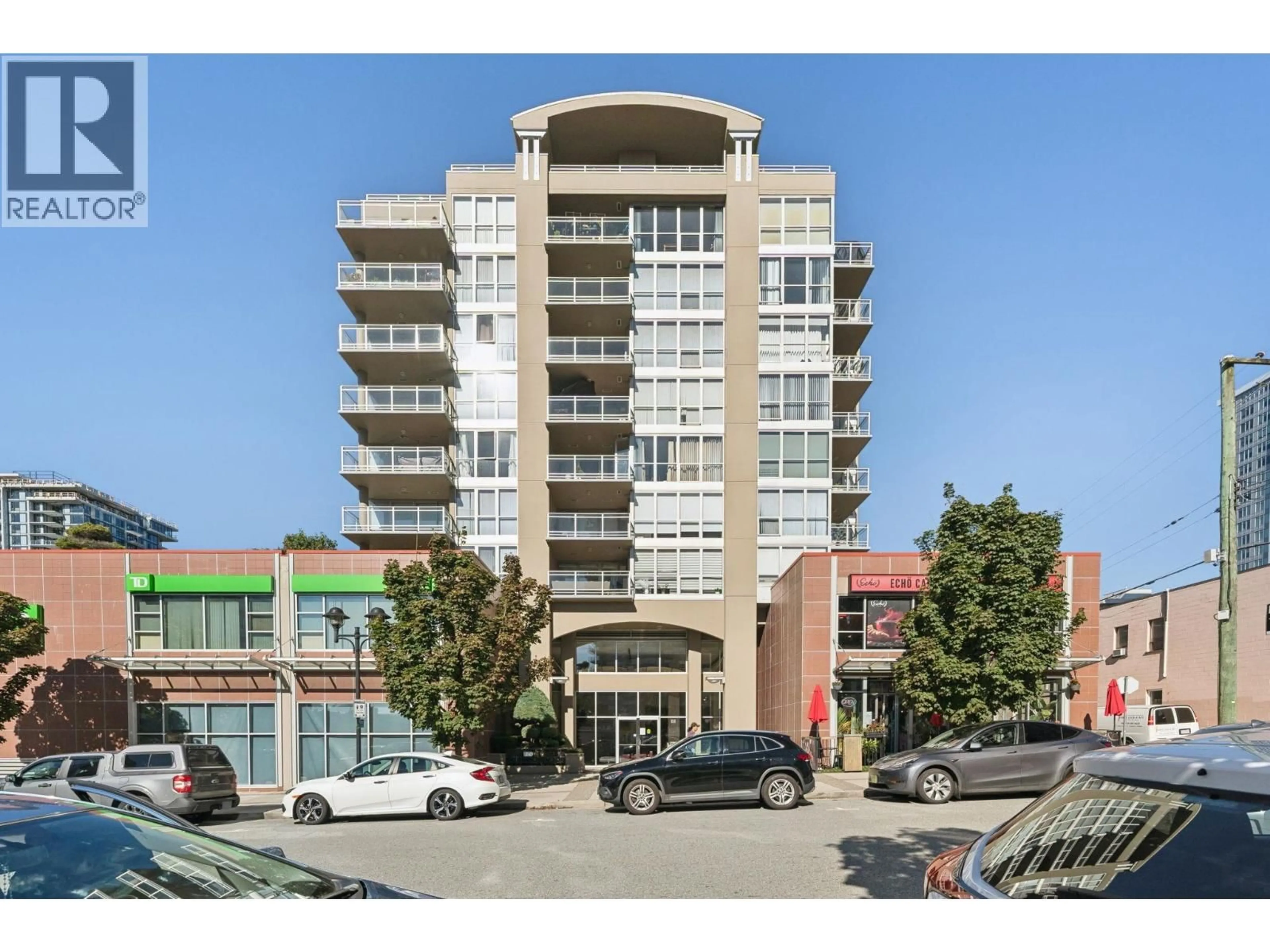 Indoor foyer for 601 - 108 14TH STREET, North Vancouver British Columbia V7L2N3