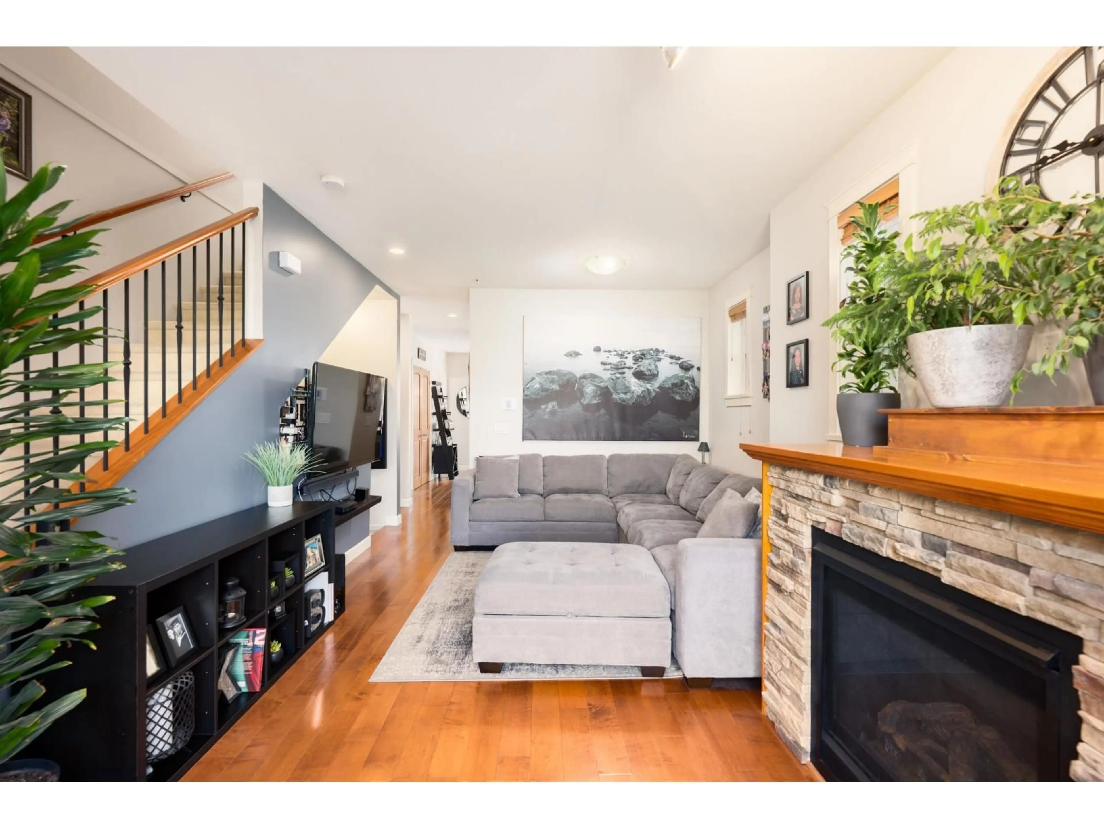 Living room with furniture, wood/laminate floor for 34 - 8068 207, Langley British Columbia V2Y0M9