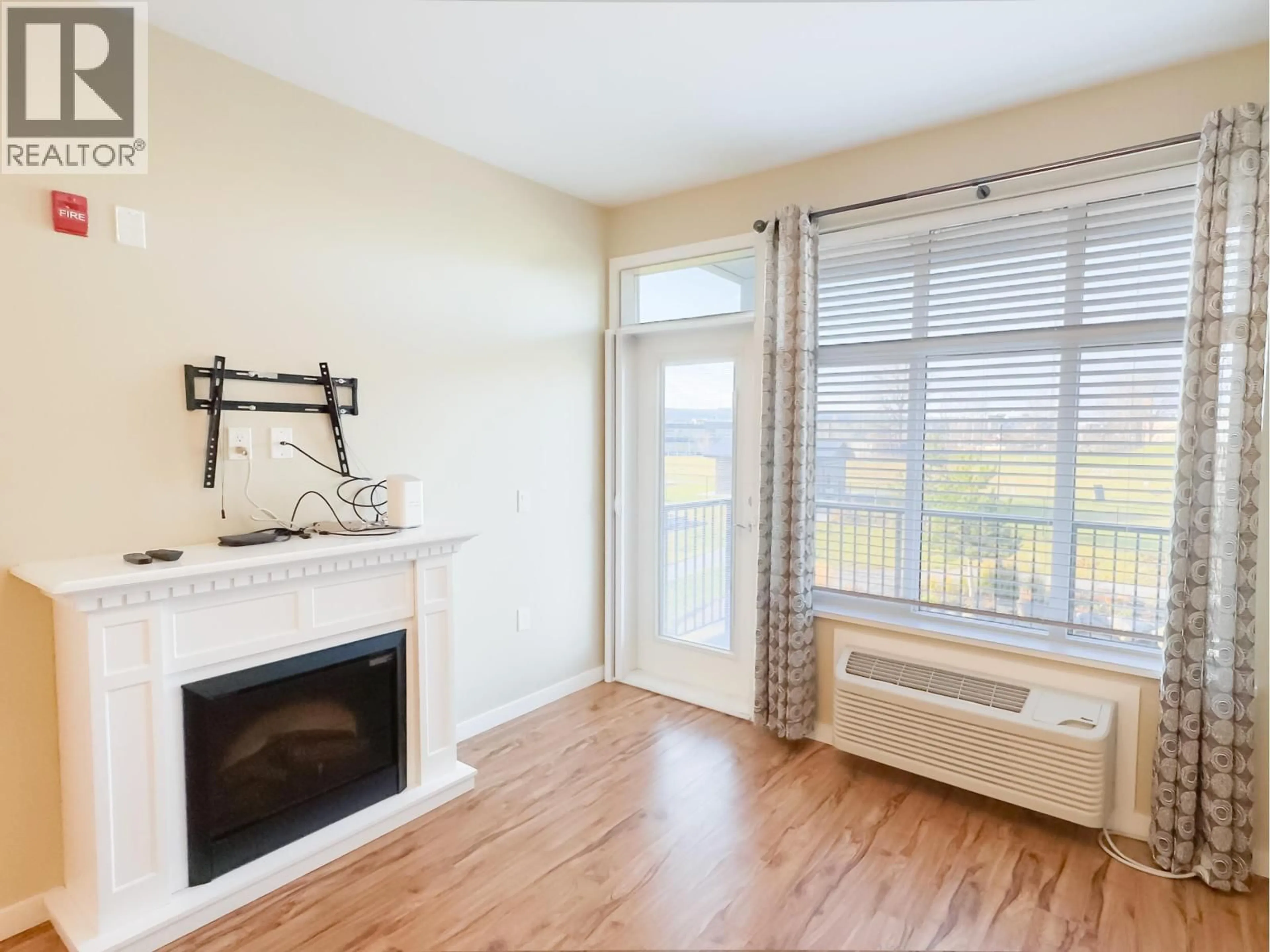 Living room with furniture, wood/laminate floor for 238 - 1444 20TH AVENUE, Prince George British Columbia V2L0C9