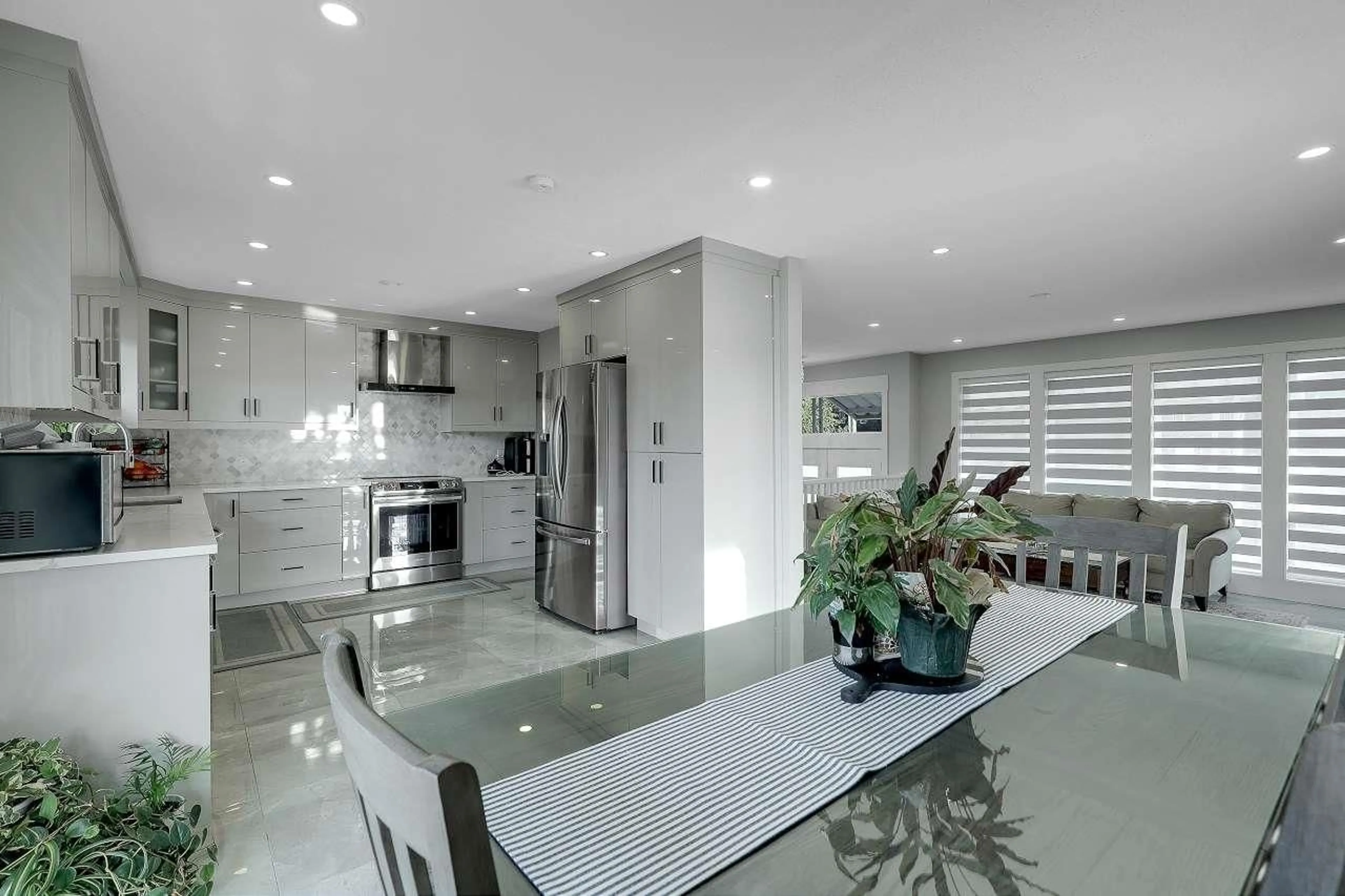 Contemporary kitchen, ceramic/tile floor for 32373 GROUSE, Abbotsford British Columbia V2T1K3