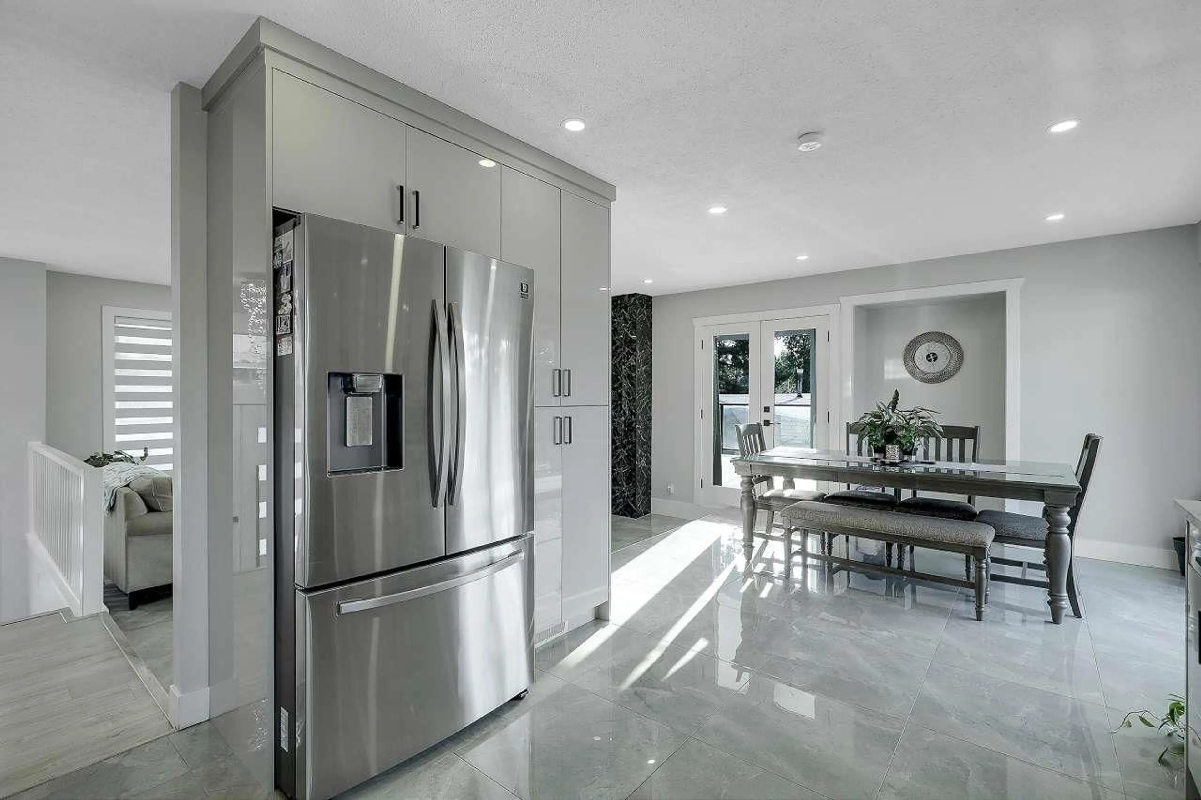 Contemporary kitchen, ceramic/tile floor for 32373 GROUSE, Abbotsford British Columbia V2T1K3