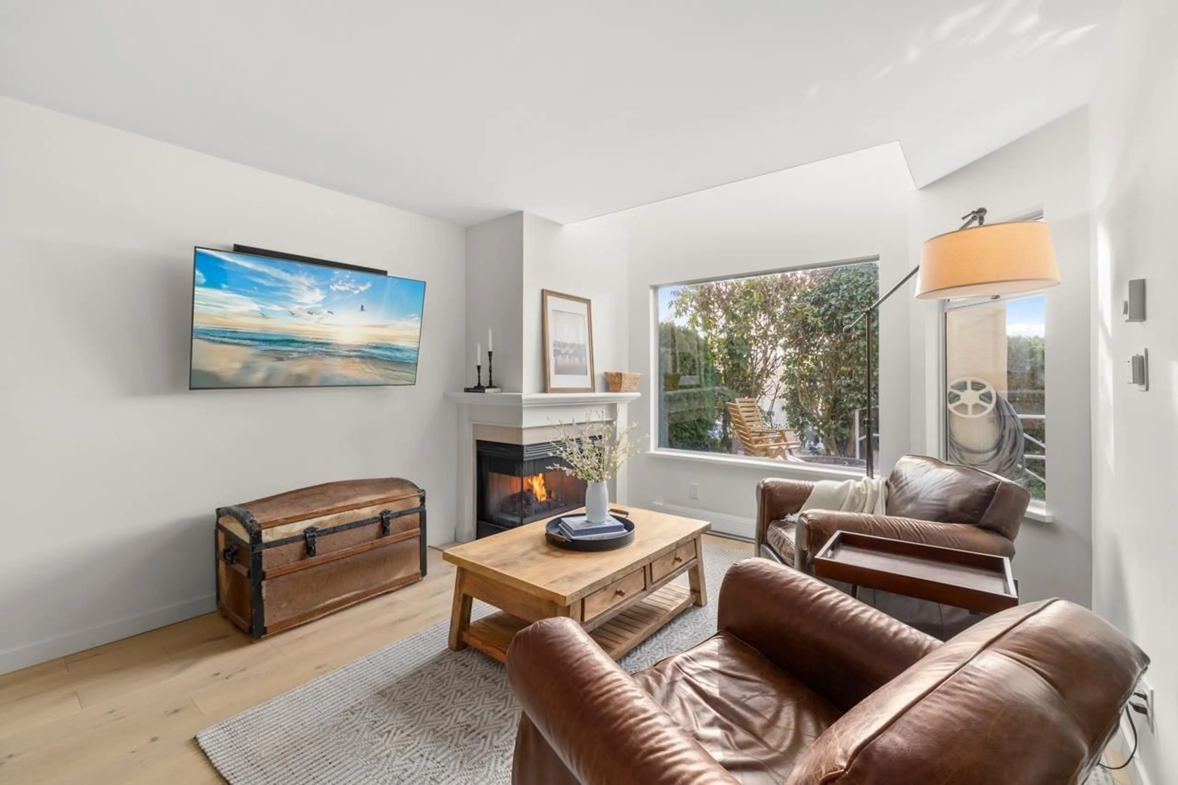 Living room with furniture, wood/laminate floor for 103 - 1225 MERKLIN, White Rock British Columbia V4B4B8