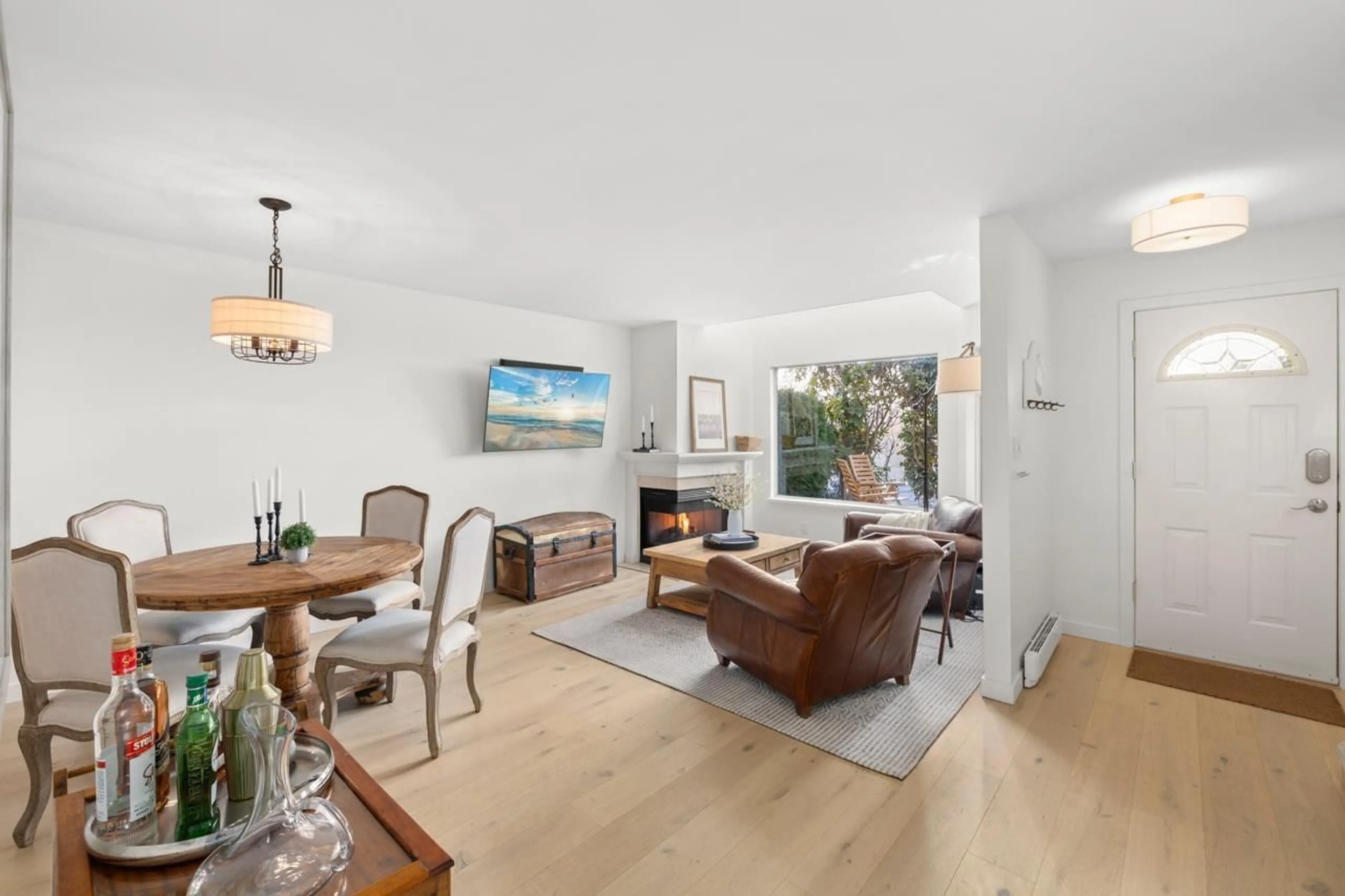 Living room with furniture, unknown for 103 - 1225 MERKLIN, White Rock British Columbia V4B4B8