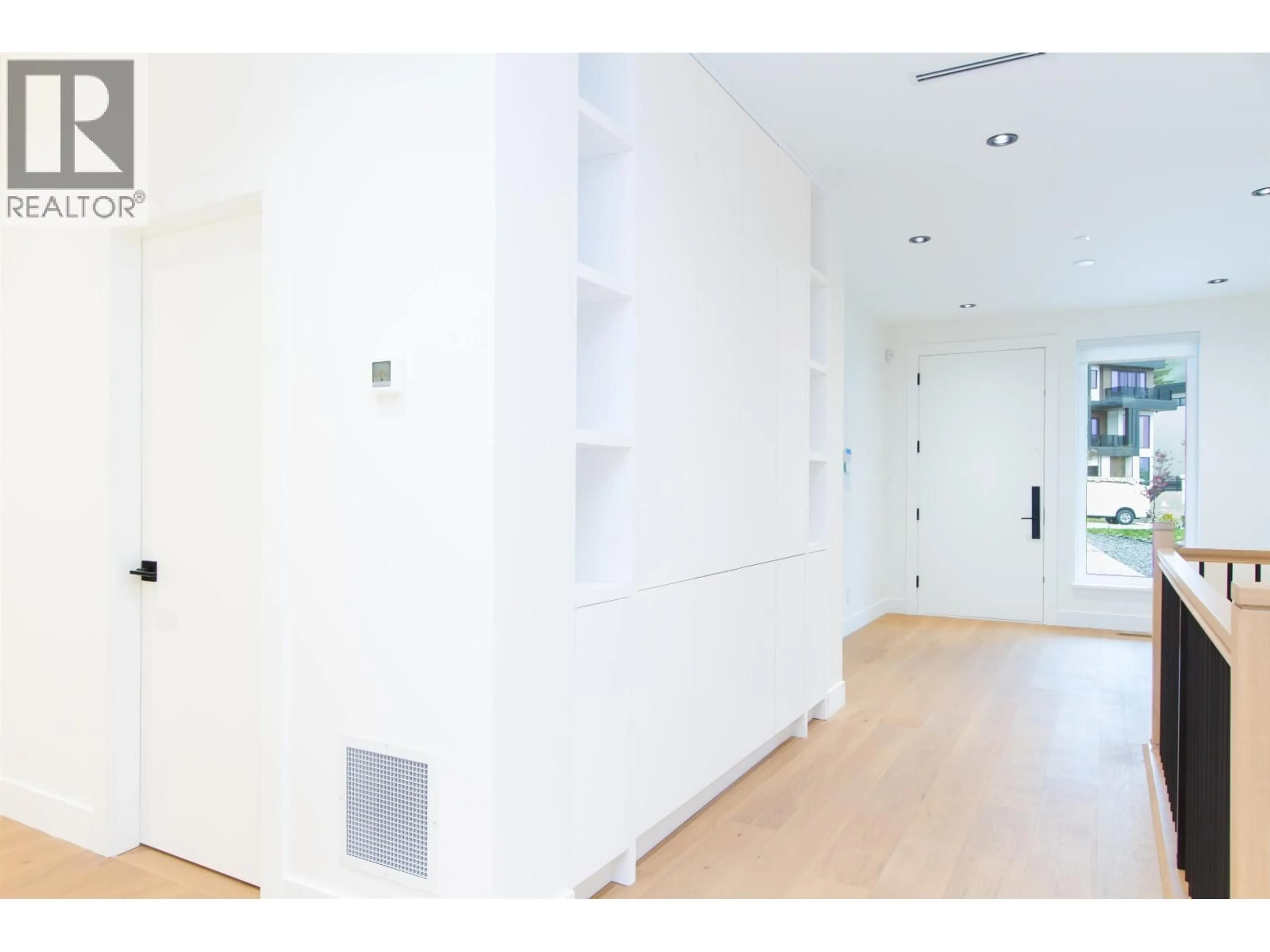 Indoor foyer for 39 - 3385 MAMQUAM ROAD, Squamish British Columbia V8B0E3