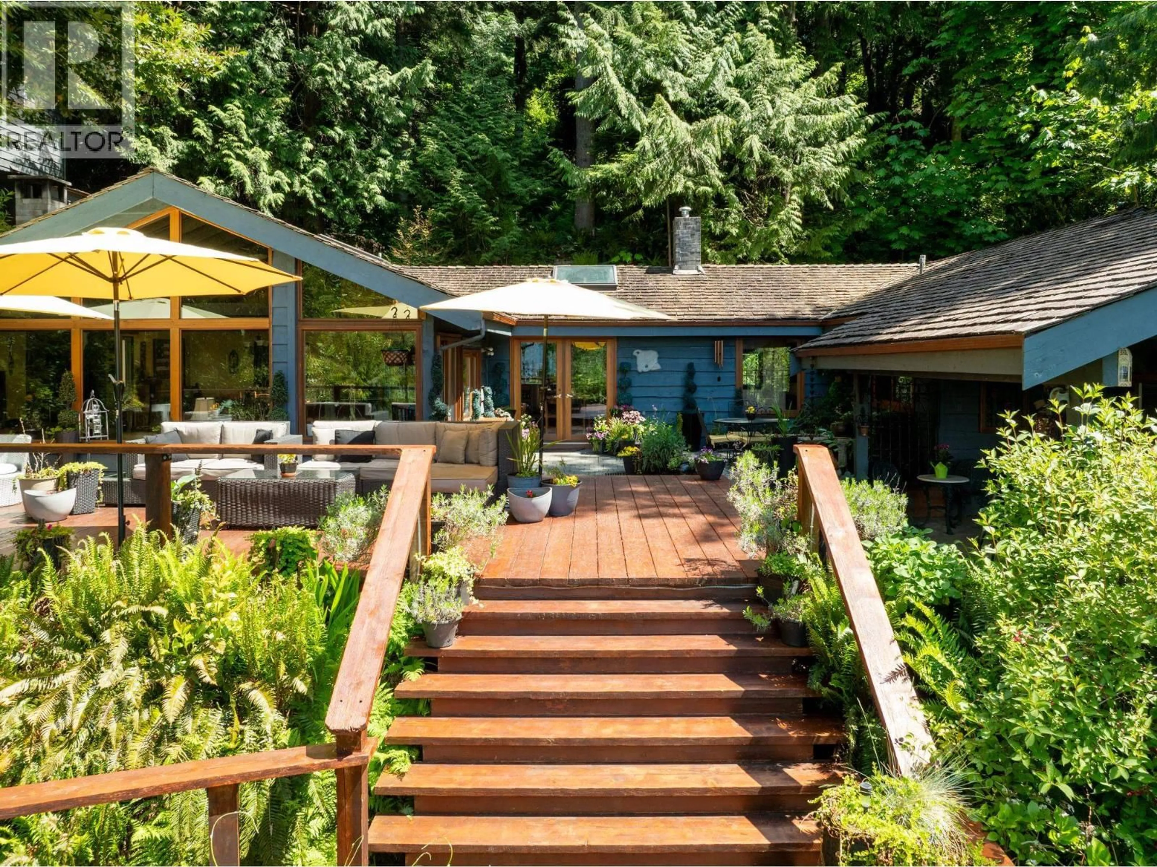 Patio, street for 315 BAYVIEW ROAD, Lions Bay British Columbia V0N2E0