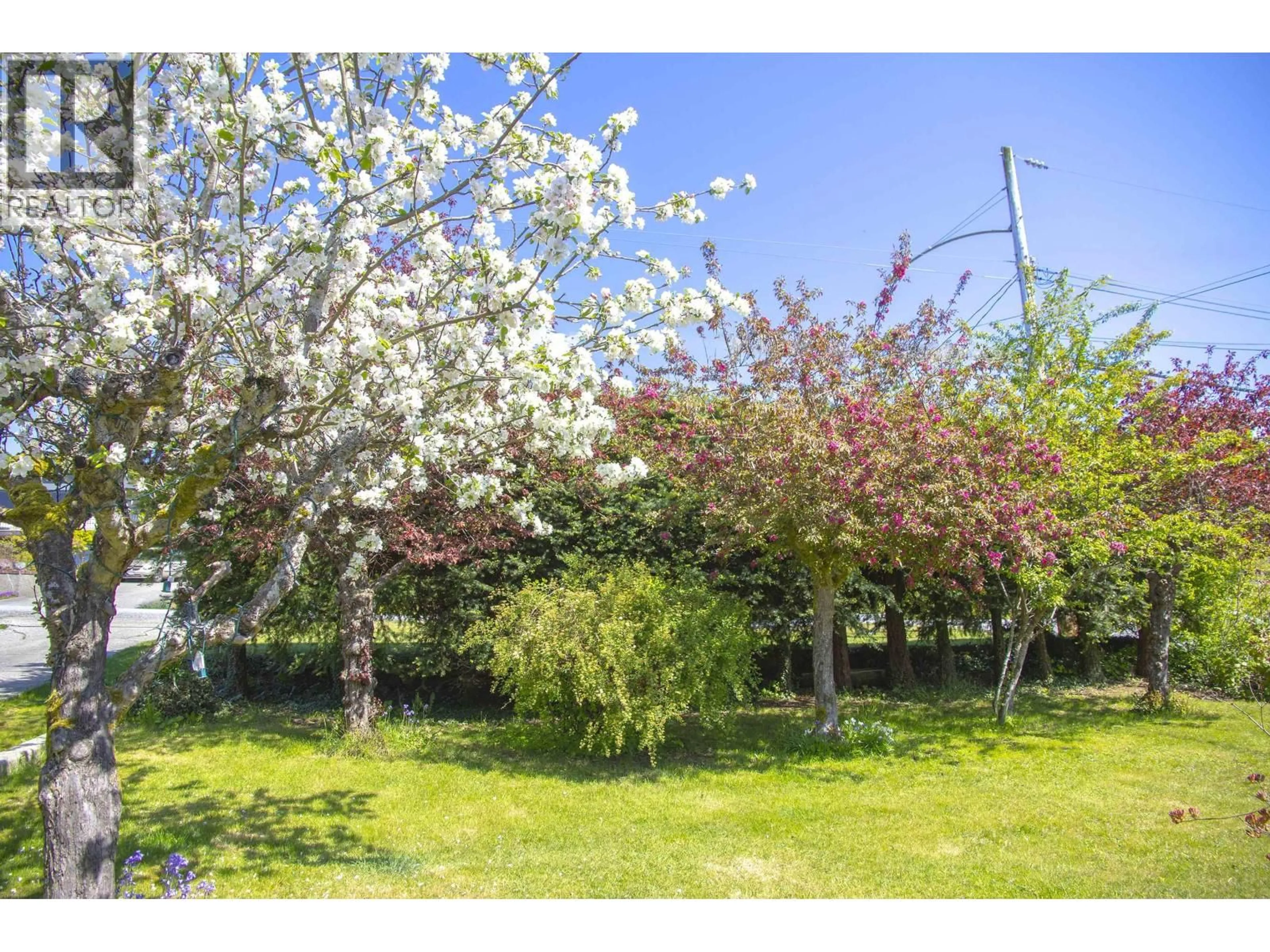 A pic from outside/outdoor area/front of a property/back of a property/a pic from drone, unknown for 4781 LAUREL AVENUE, Sechelt British Columbia V7Z0B4