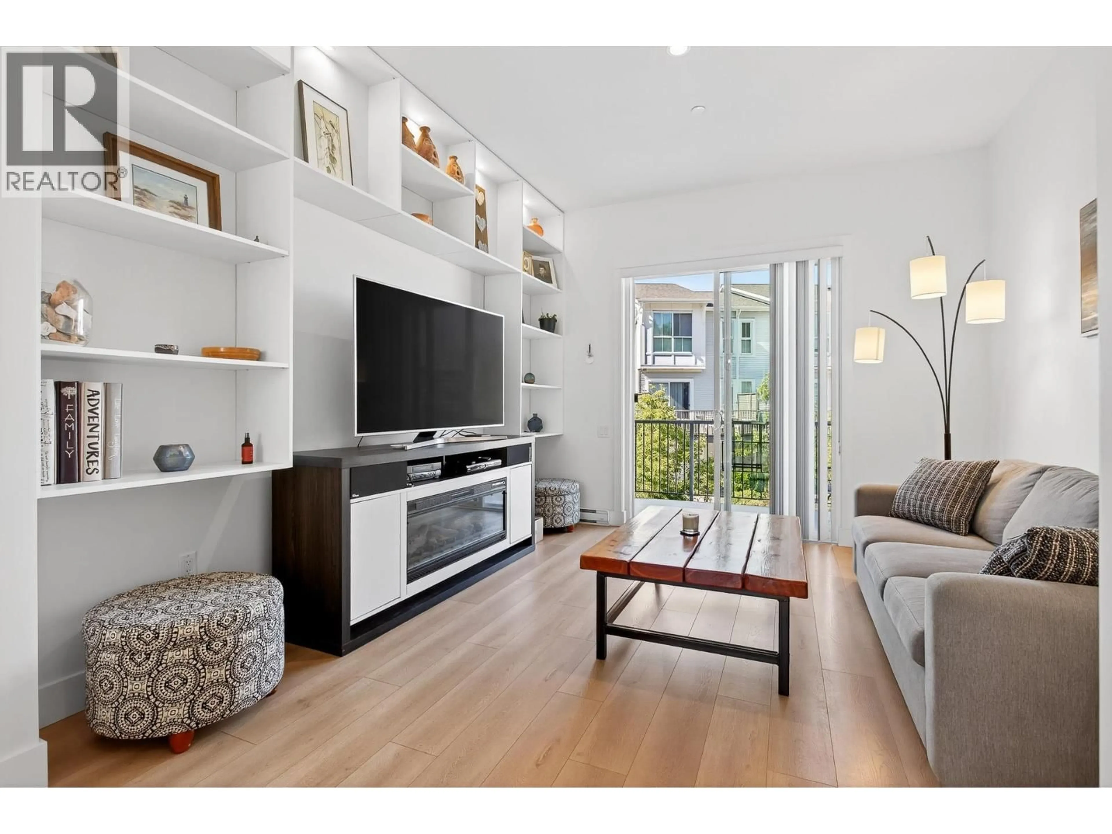 Living room with furniture, wood/laminate floor for 7 - 4656 ORCA WAY, Tsawwassen British Columbia V4M0C9