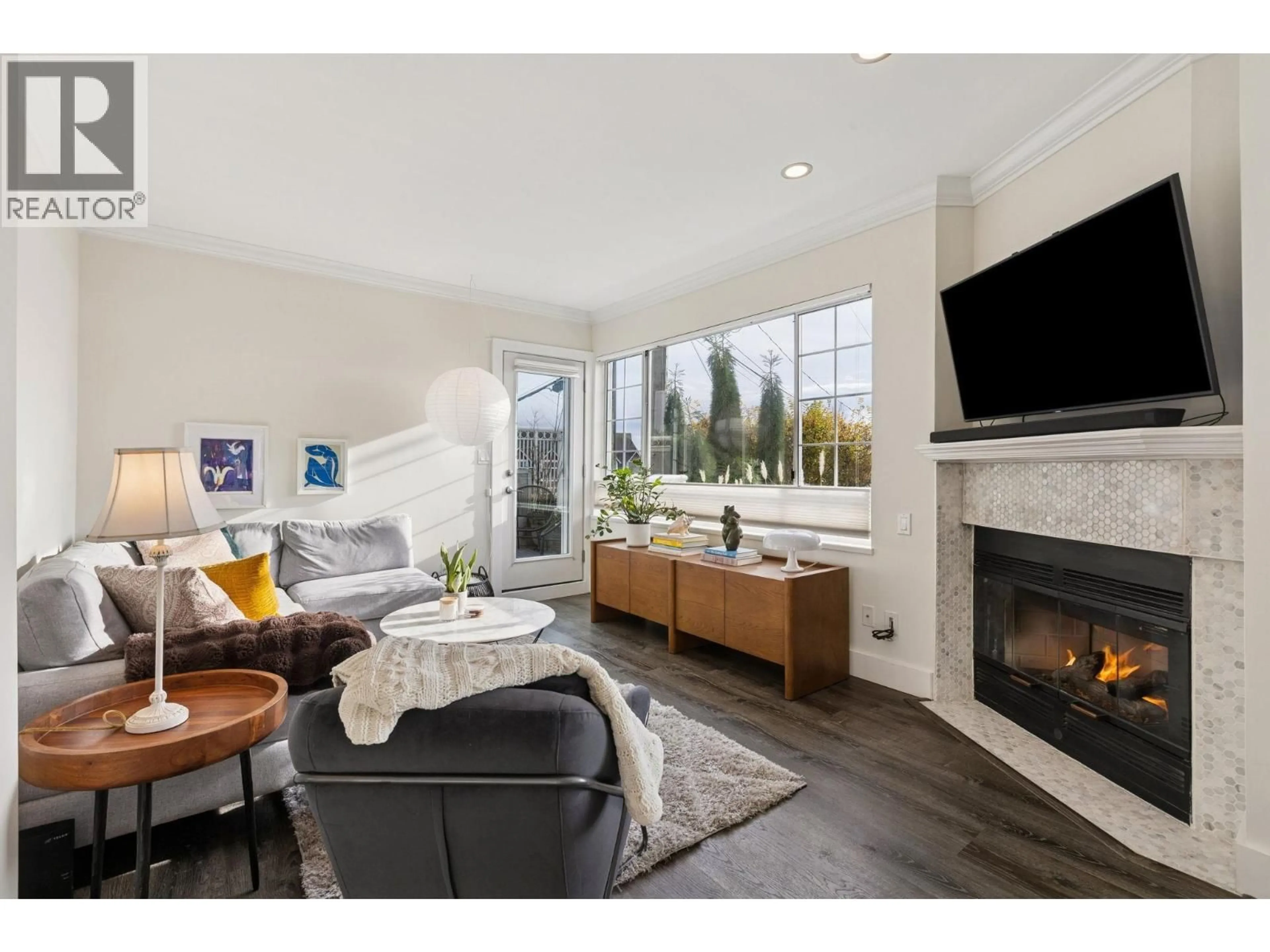 Living room with furniture, unknown for 101 - 2440 HAYWOOD AVENUE, West Vancouver British Columbia V7V1Y1