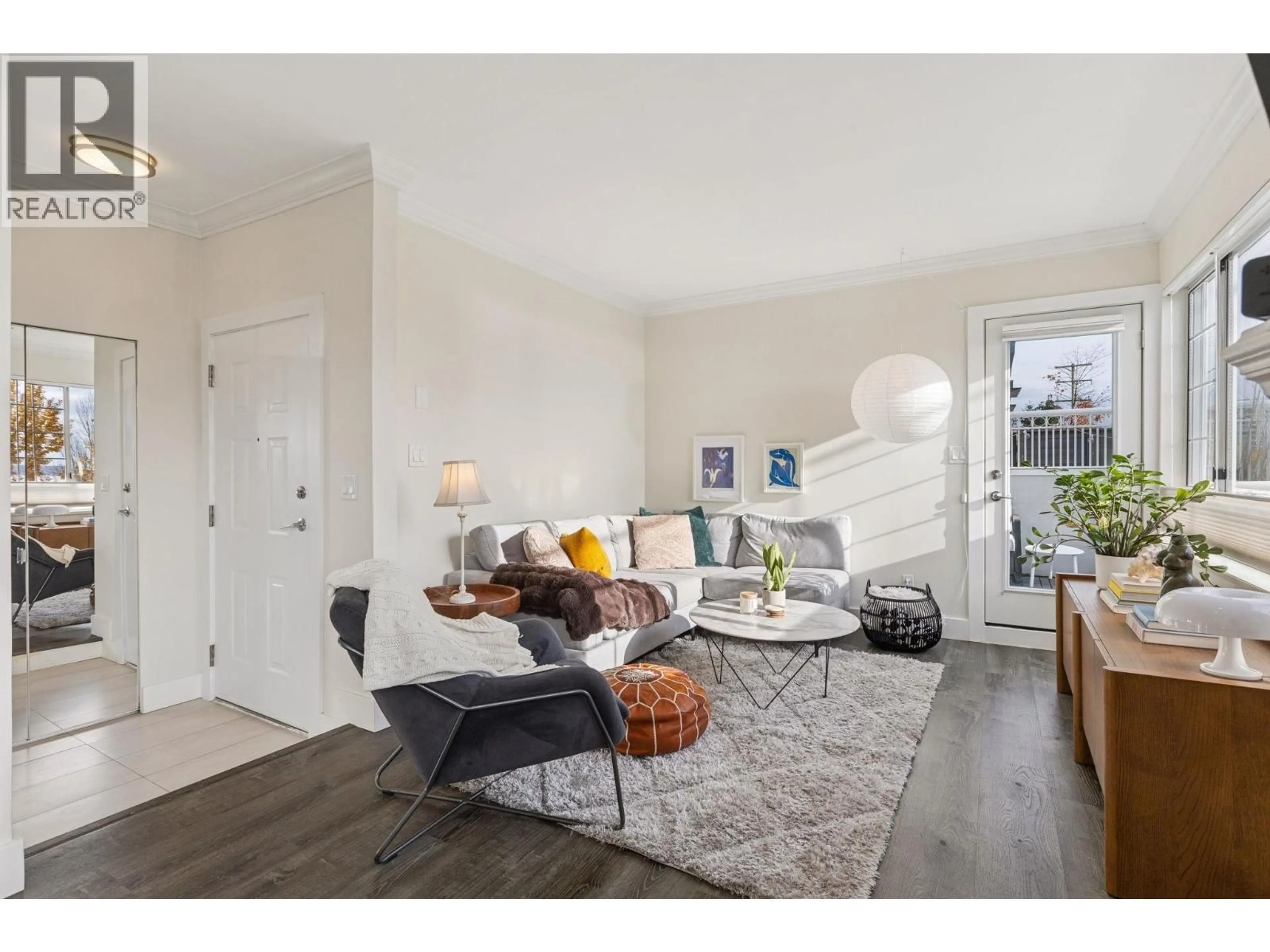 Living room with furniture, unknown for 101 - 2440 HAYWOOD AVENUE, West Vancouver British Columbia V7V1Y1