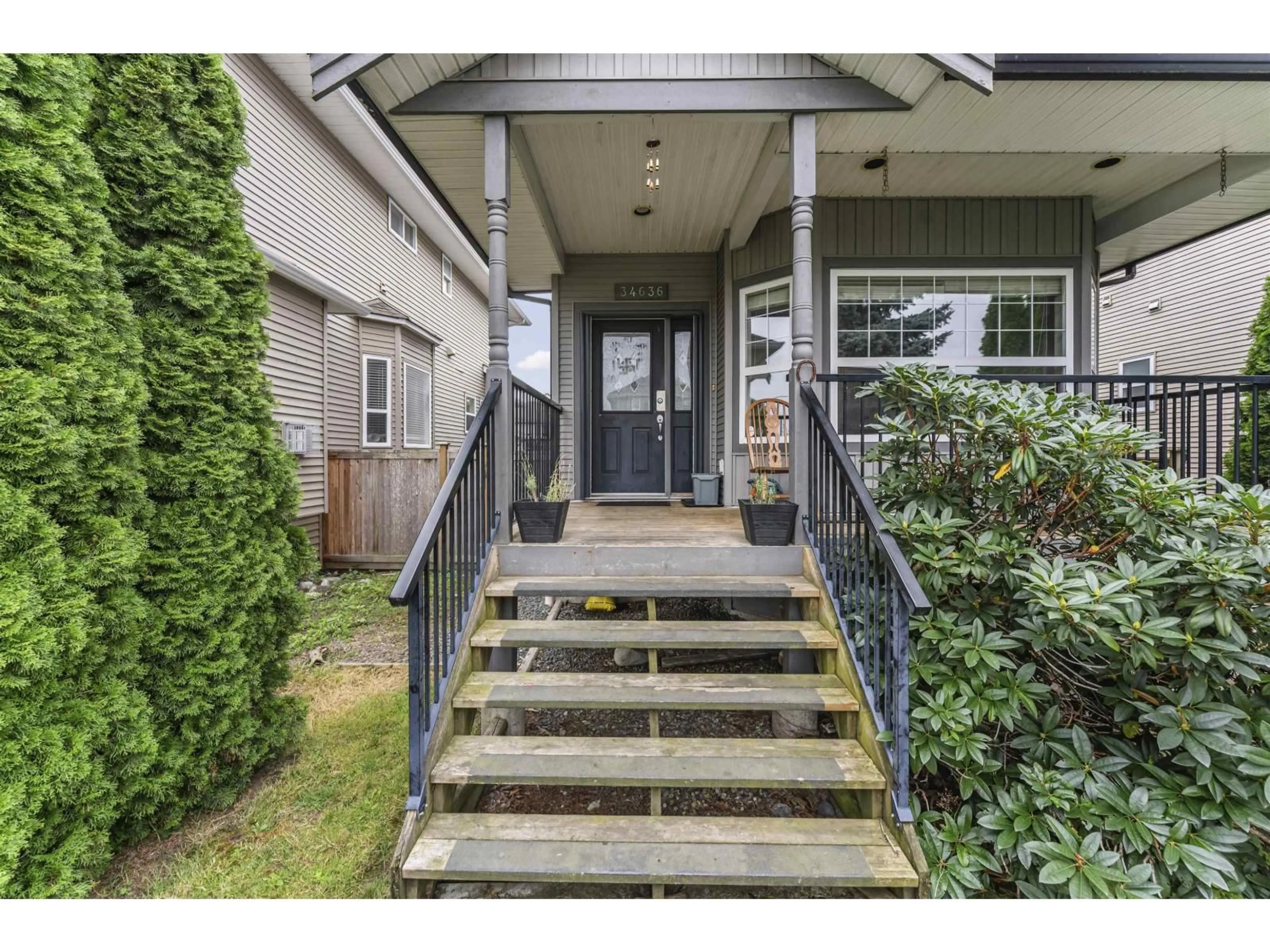 Indoor entryway for 34636 7TH, Abbotsford British Columbia V2S8C4