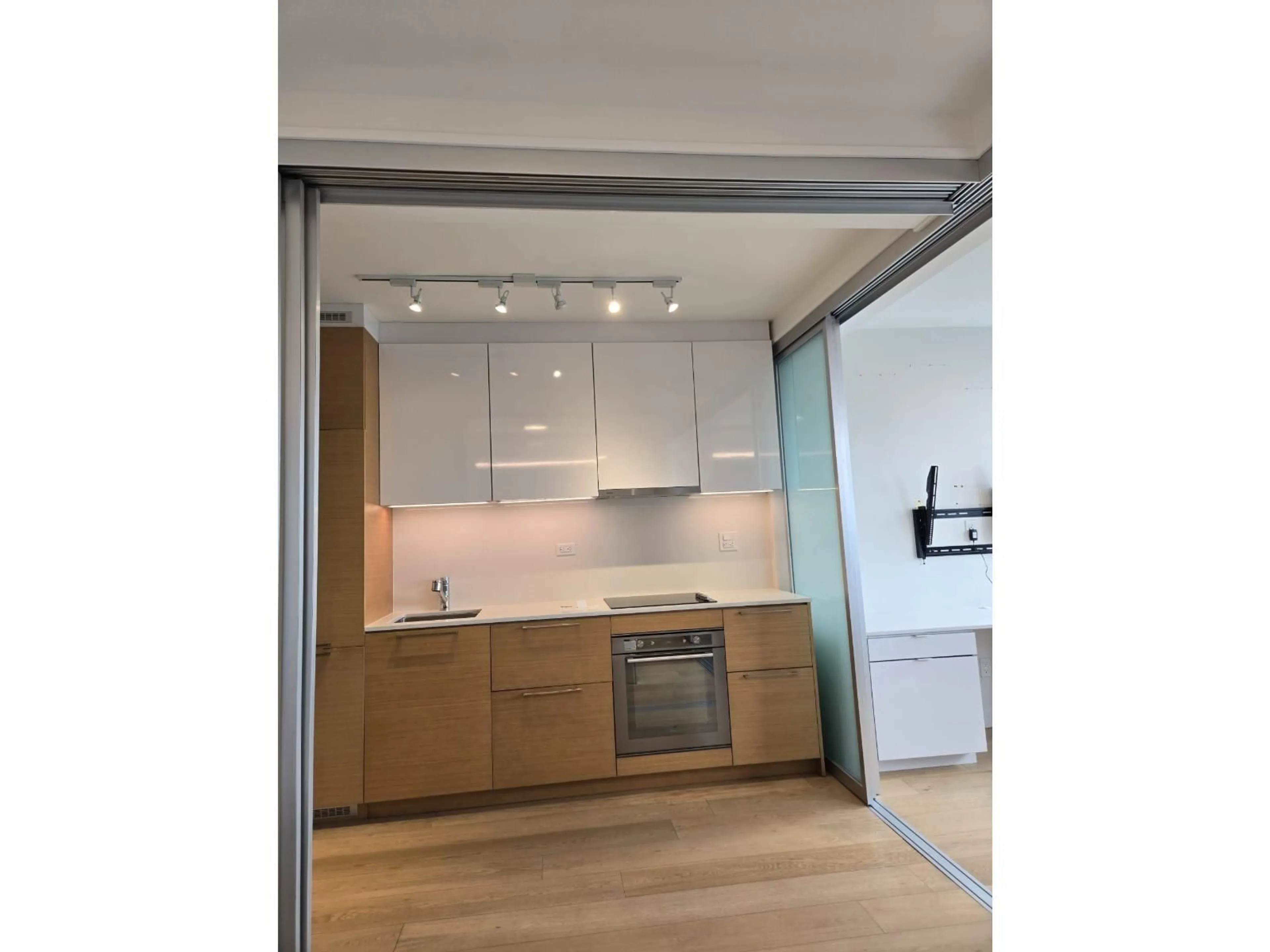 Standard kitchen, unknown for 1208 - 13438 CENTRAL, Surrey British Columbia V3T0N2