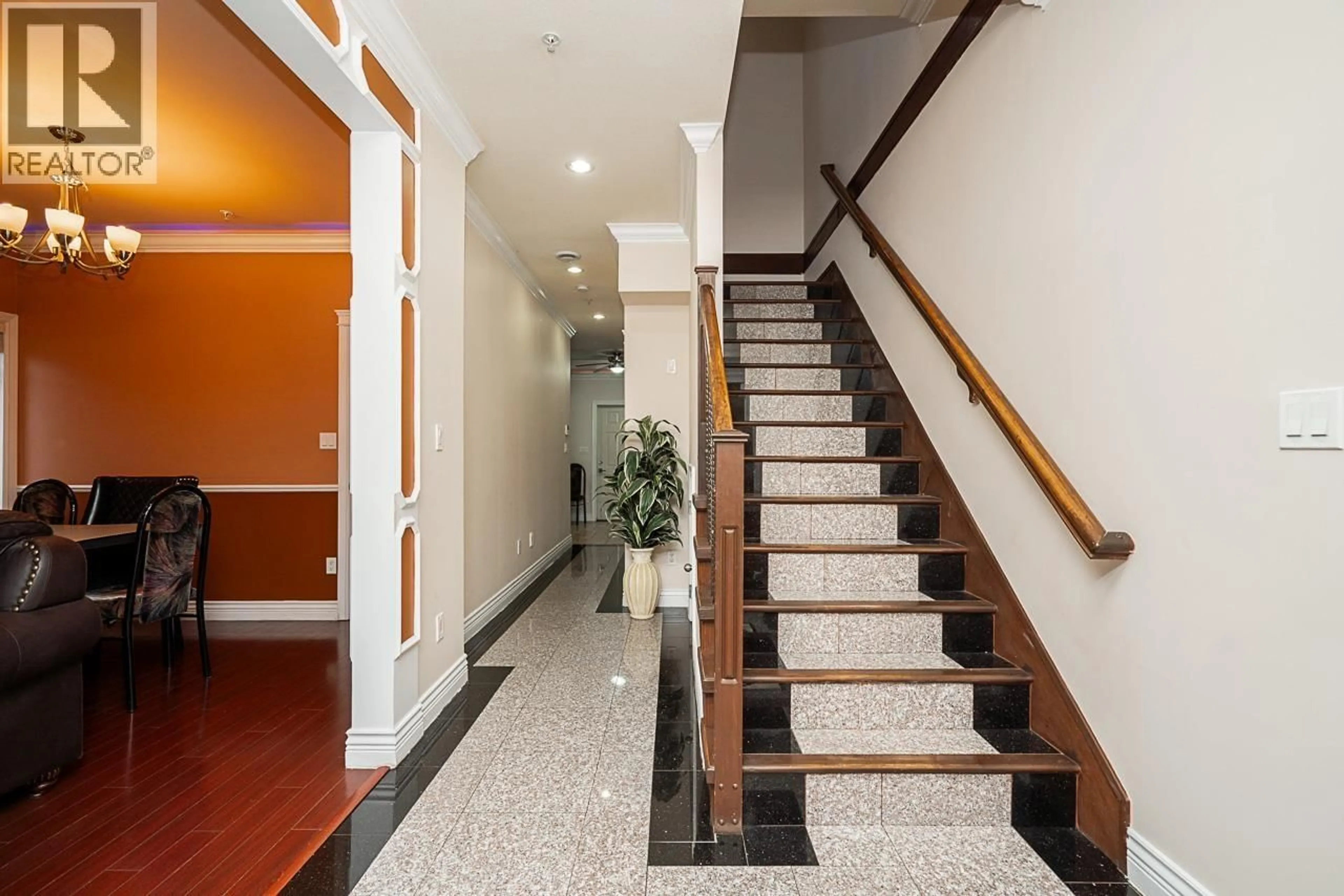 Indoor foyer for 528 SIXTEEN STREET, New Westminster British Columbia V3M4R3