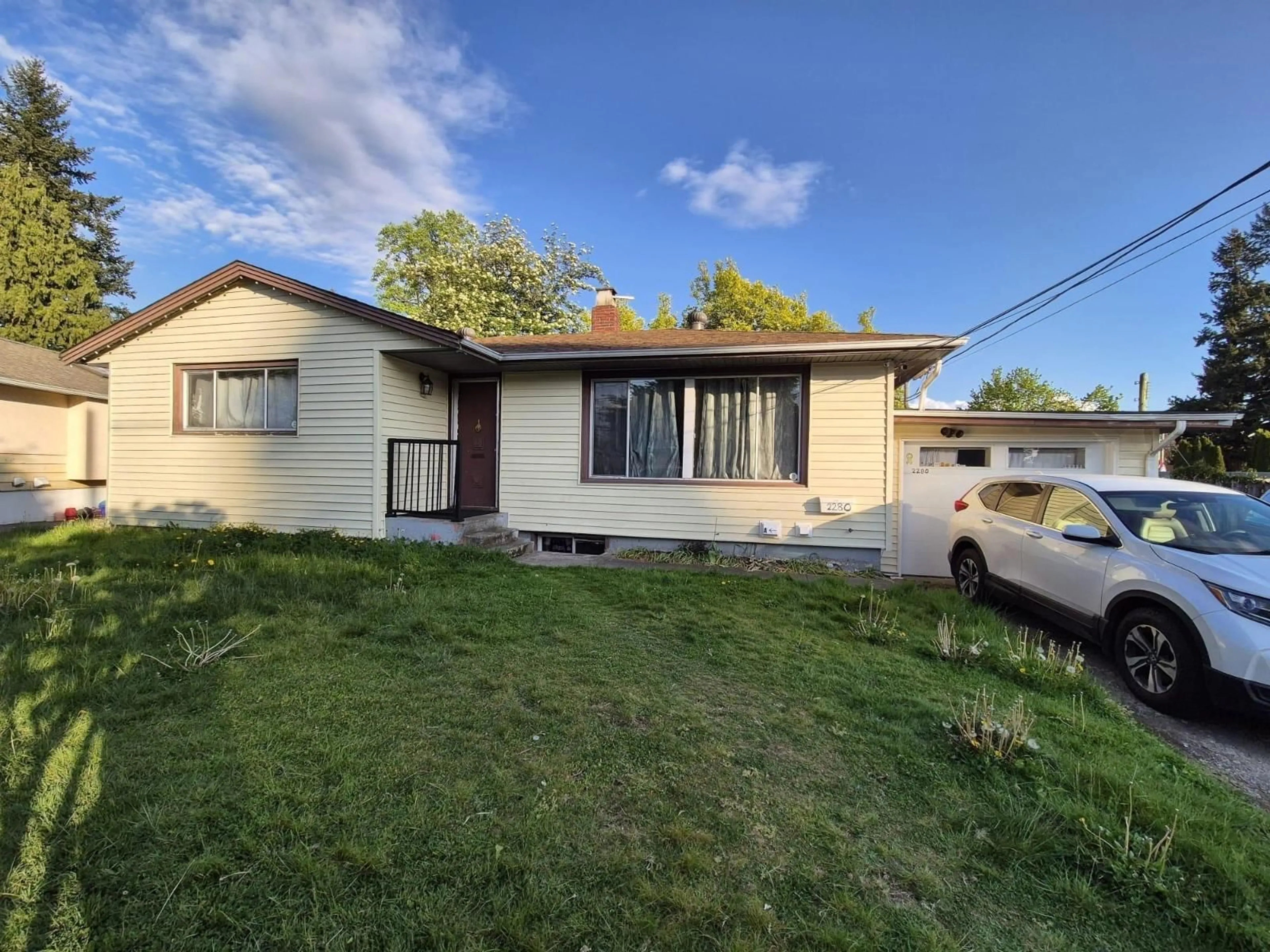 A pic from outside/outdoor area/front of a property/back of a property/a pic from drone, street for 2280 ALEXANDER, Abbotsford British Columbia V2S3W4