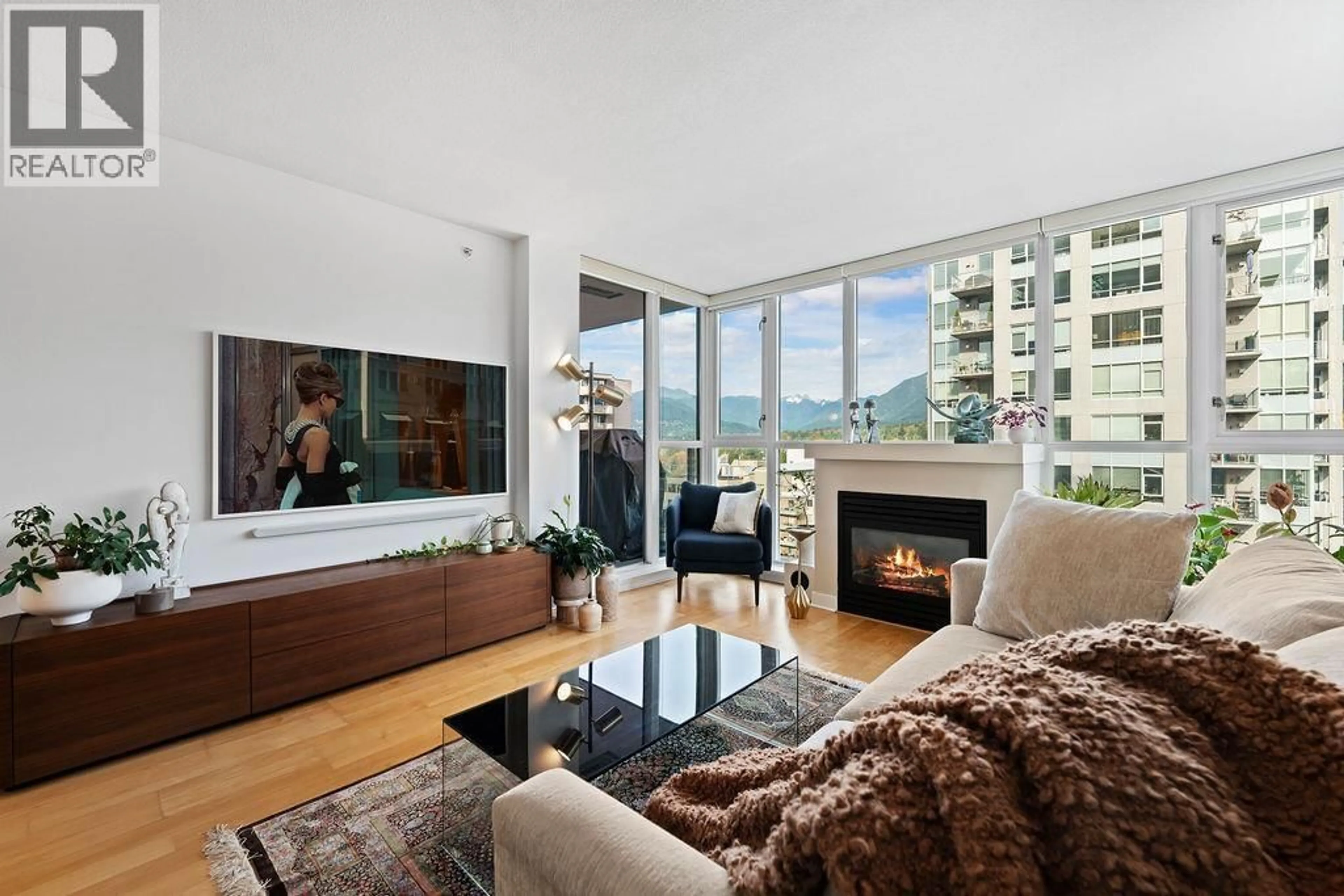 Living room with furniture, unknown for 1004 - 121 16TH STREET, North Vancouver British Columbia V7M3P4