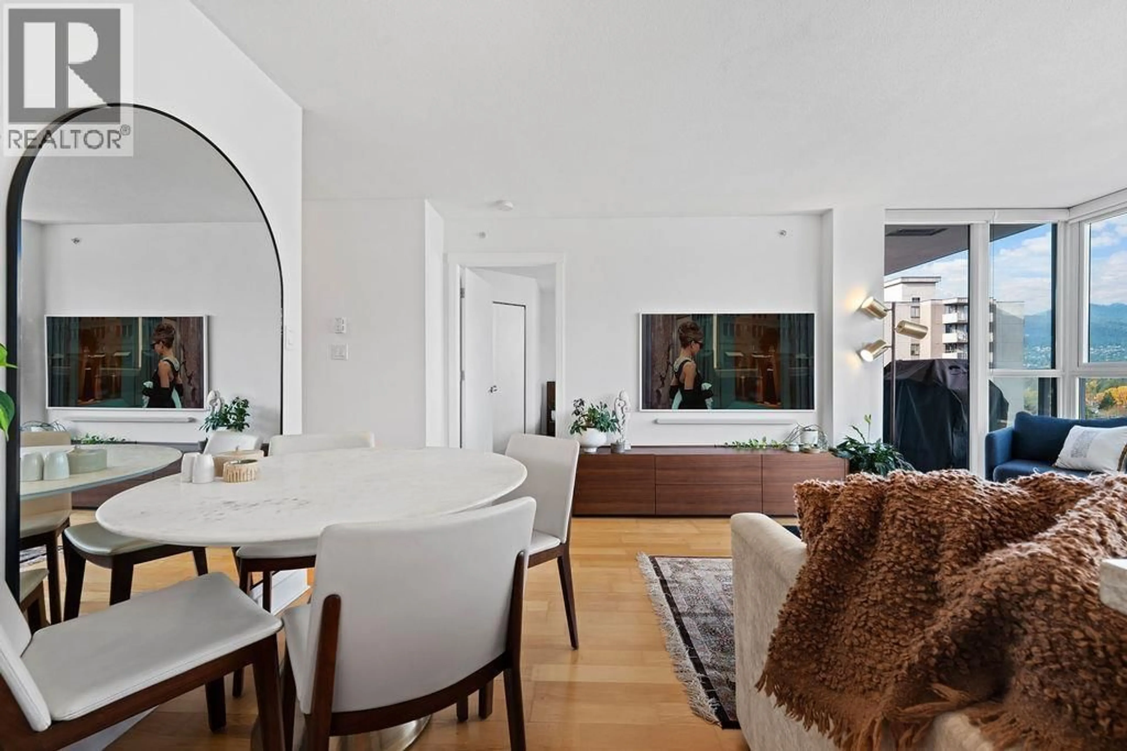 Living room with furniture, unknown for 1004 - 121 16TH STREET, North Vancouver British Columbia V7M3P4