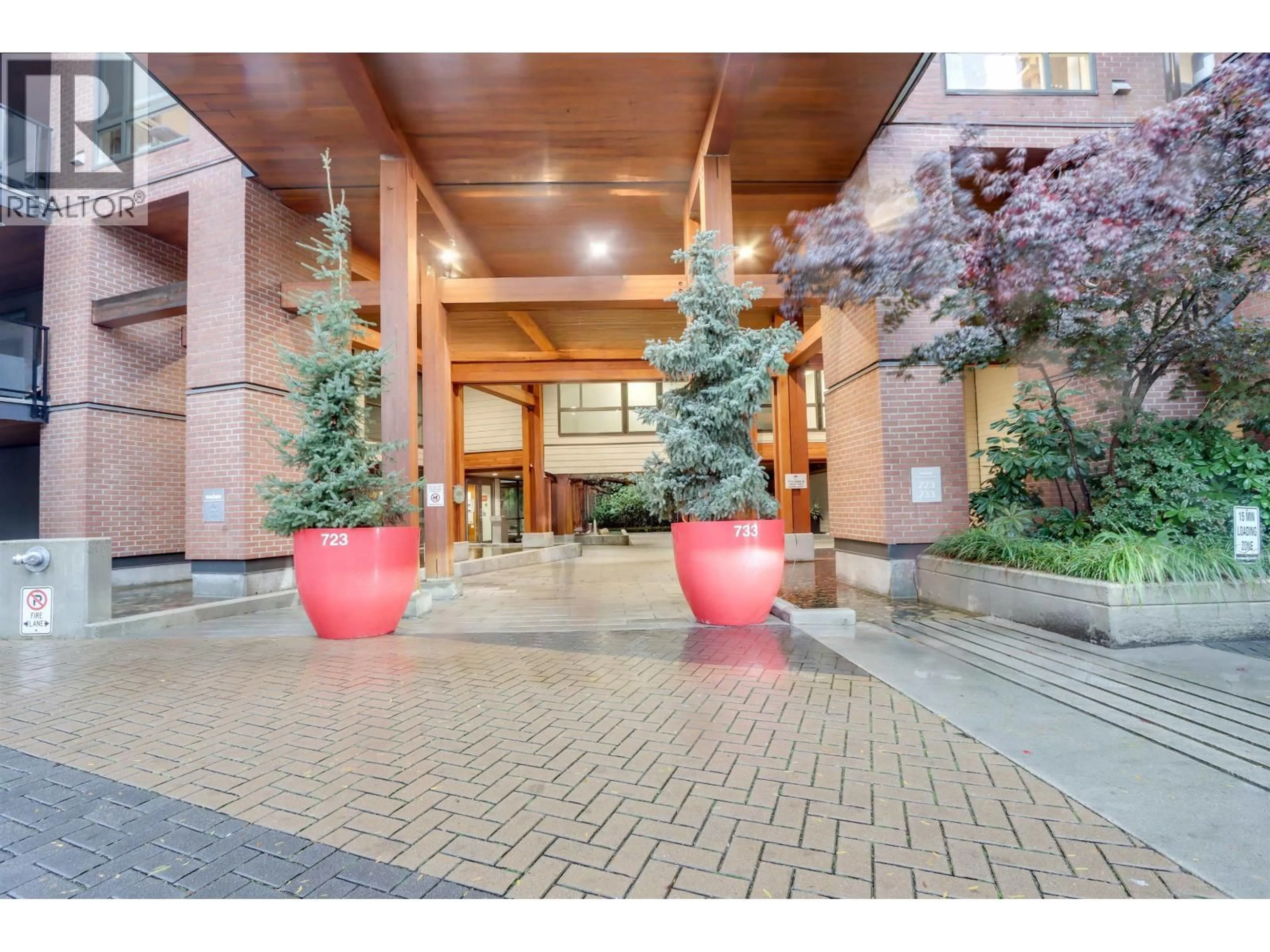 Indoor foyer for 528 - 723 3RD STREET, North Vancouver British Columbia V7M0E4