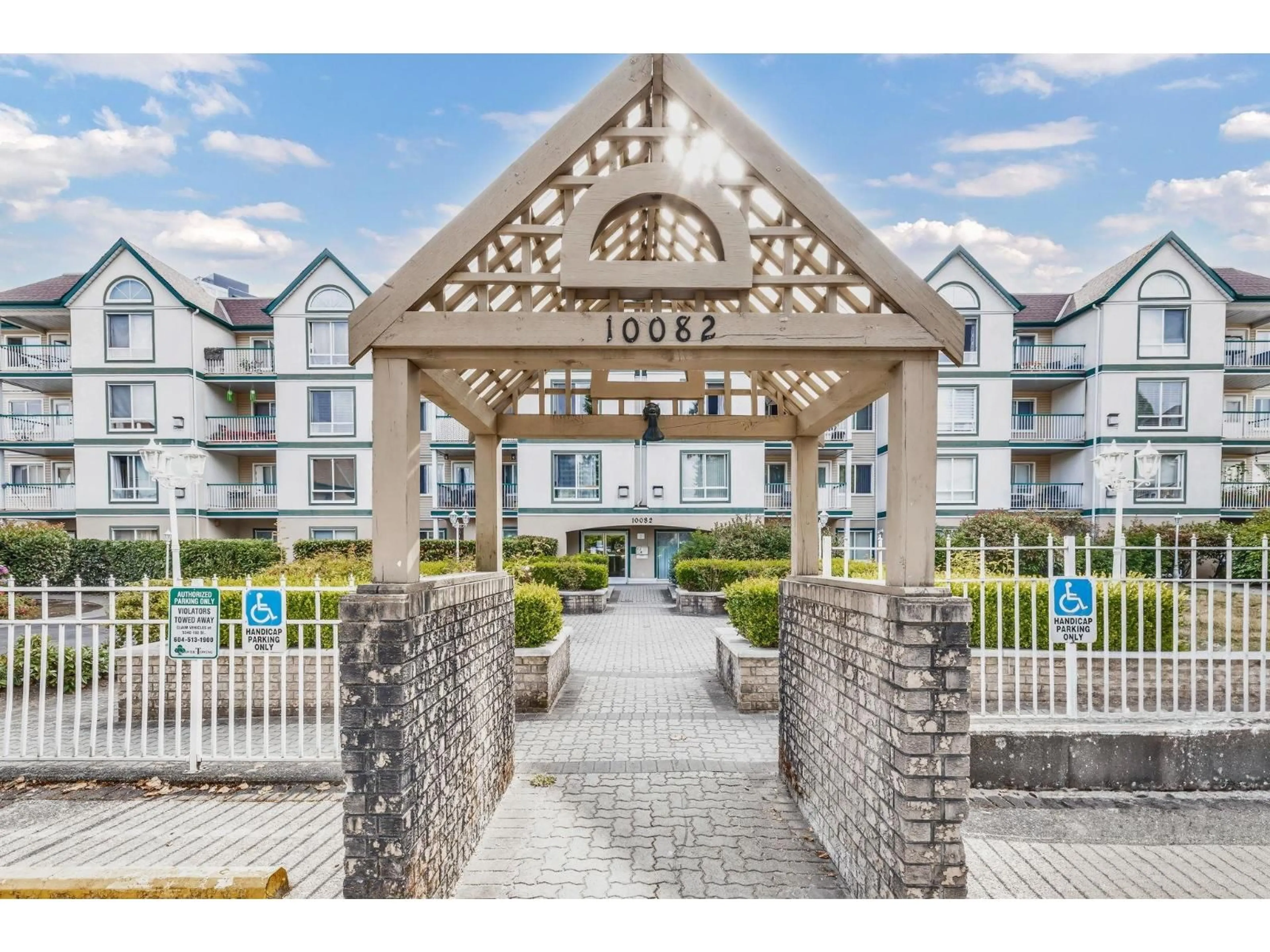 Indoor foyer for 110 - 10082 132 STREET, Surrey British Columbia V3T5V3