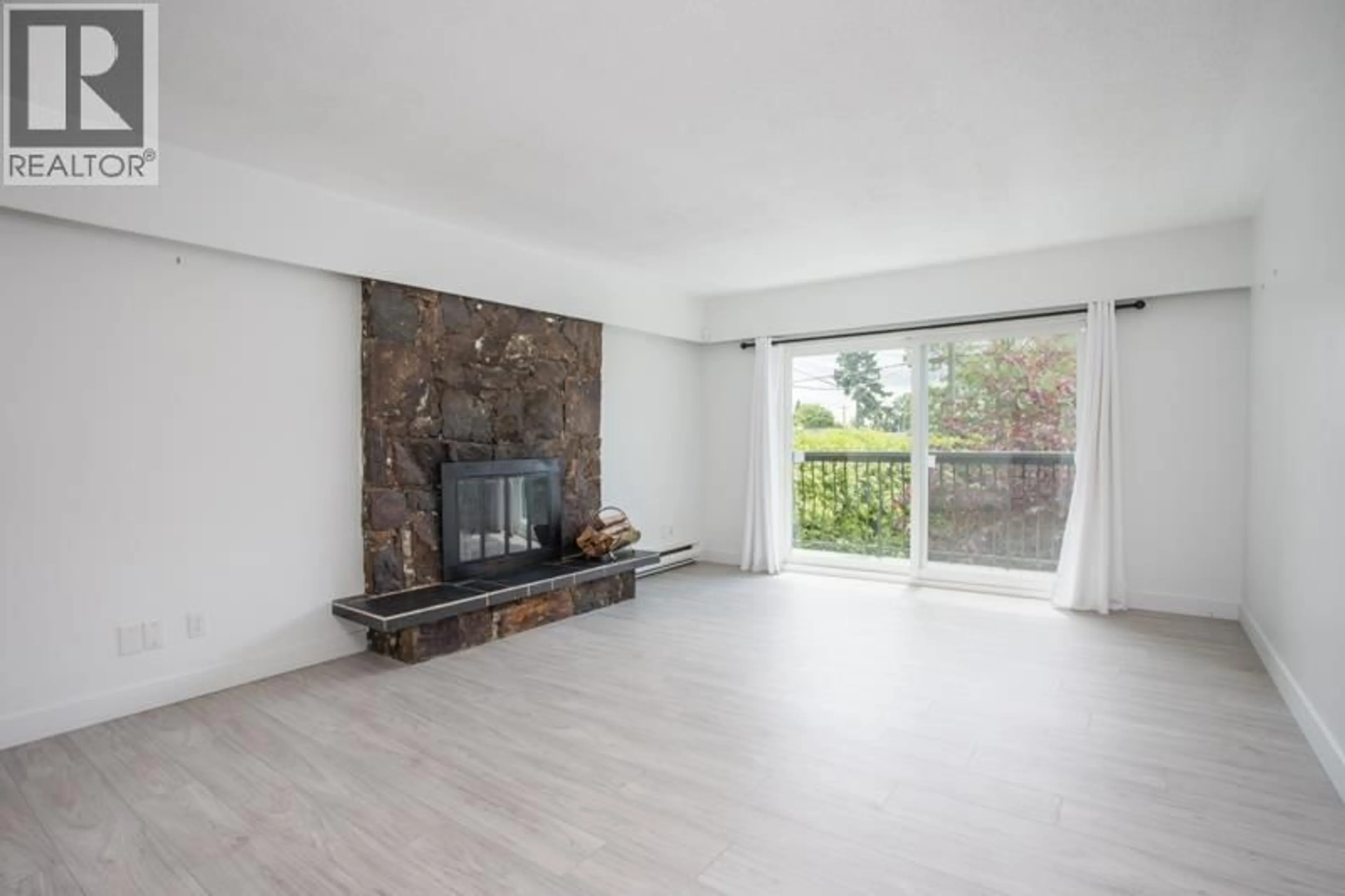 Living room with furniture, unknown for 1564 HOPE ROAD, North Vancouver British Columbia V7P1W9