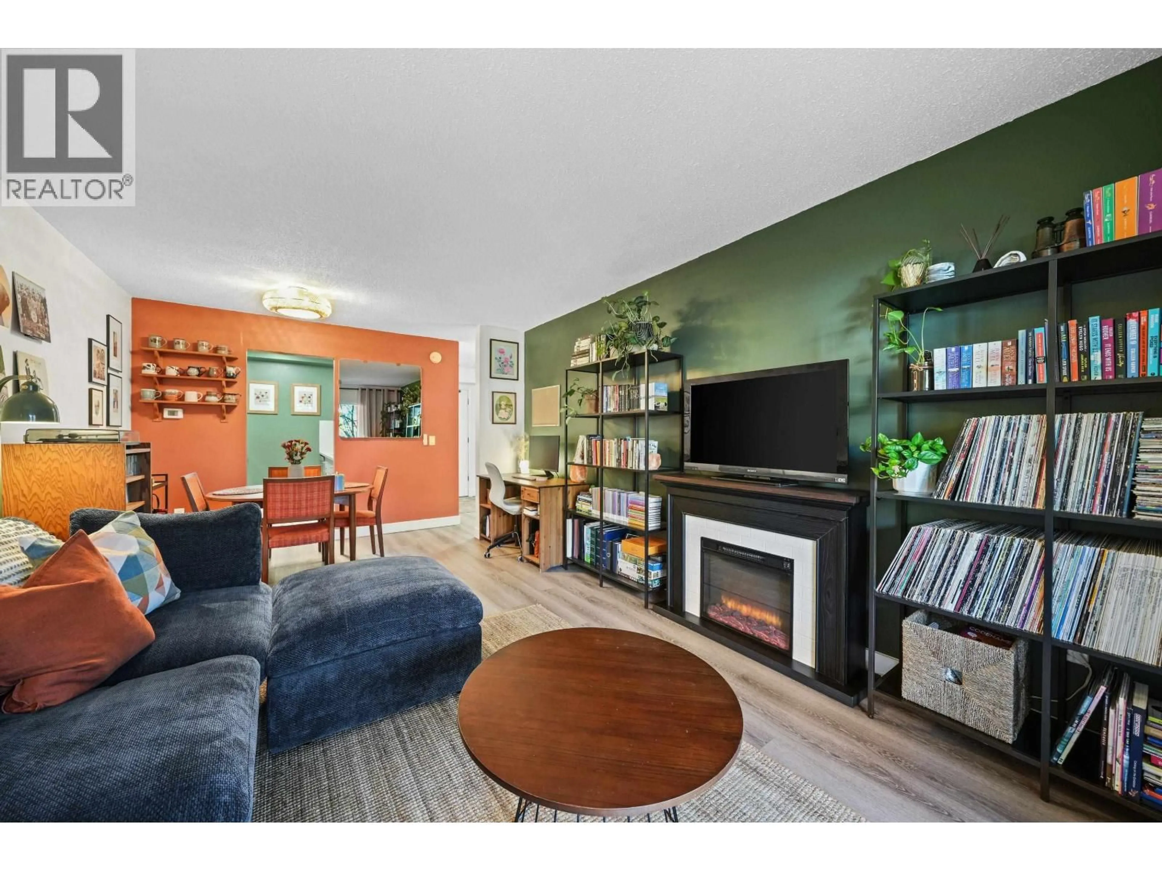 Living room with furniture, unknown for 148 - 200 WESTHILL PLACE, Port Moody British Columbia V3H1V2