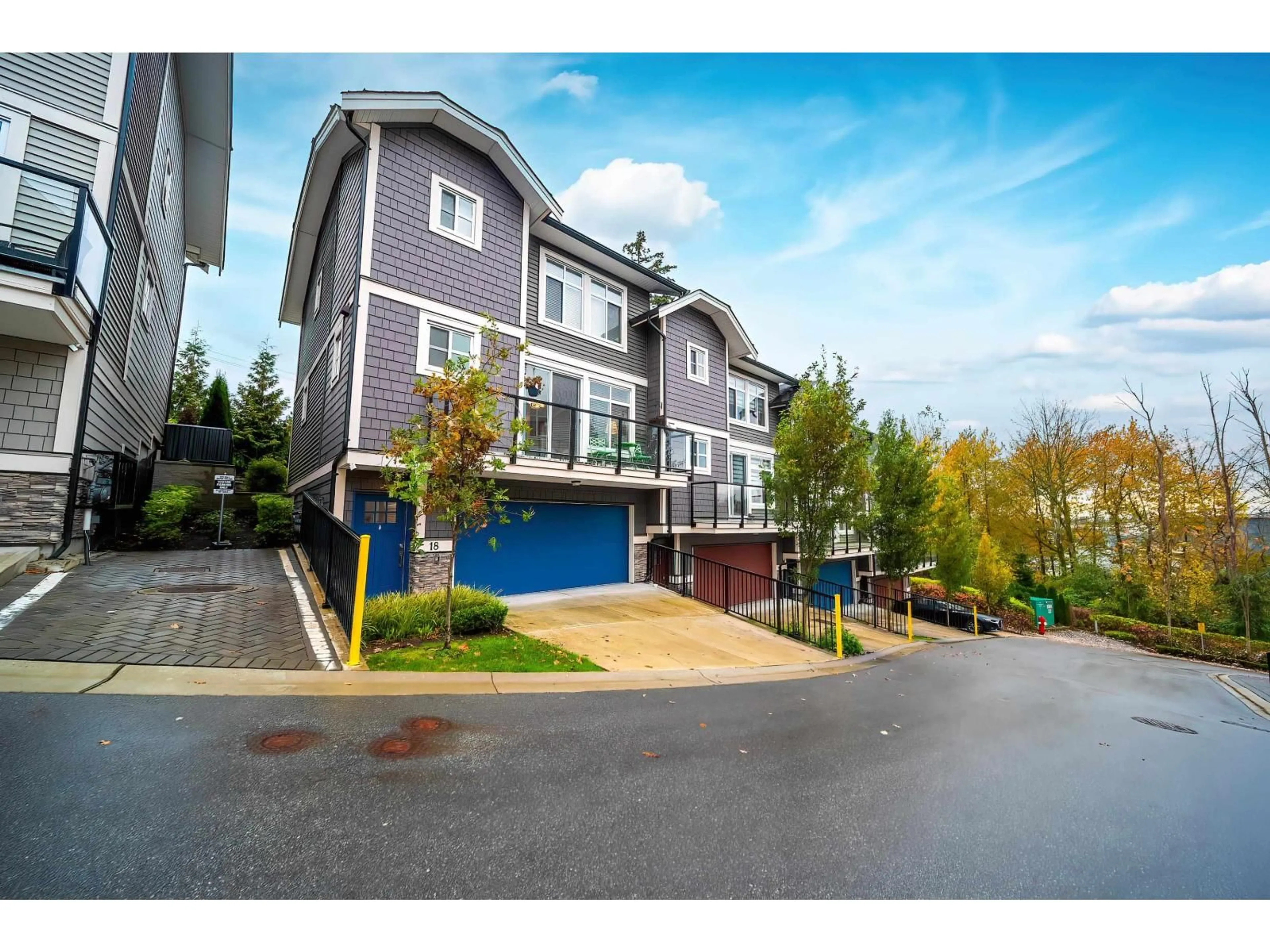 A pic from outside/outdoor area/front of a property/back of a property/a pic from drone, unknown for 18 - 10488 124, Surrey British Columbia V3V0E9