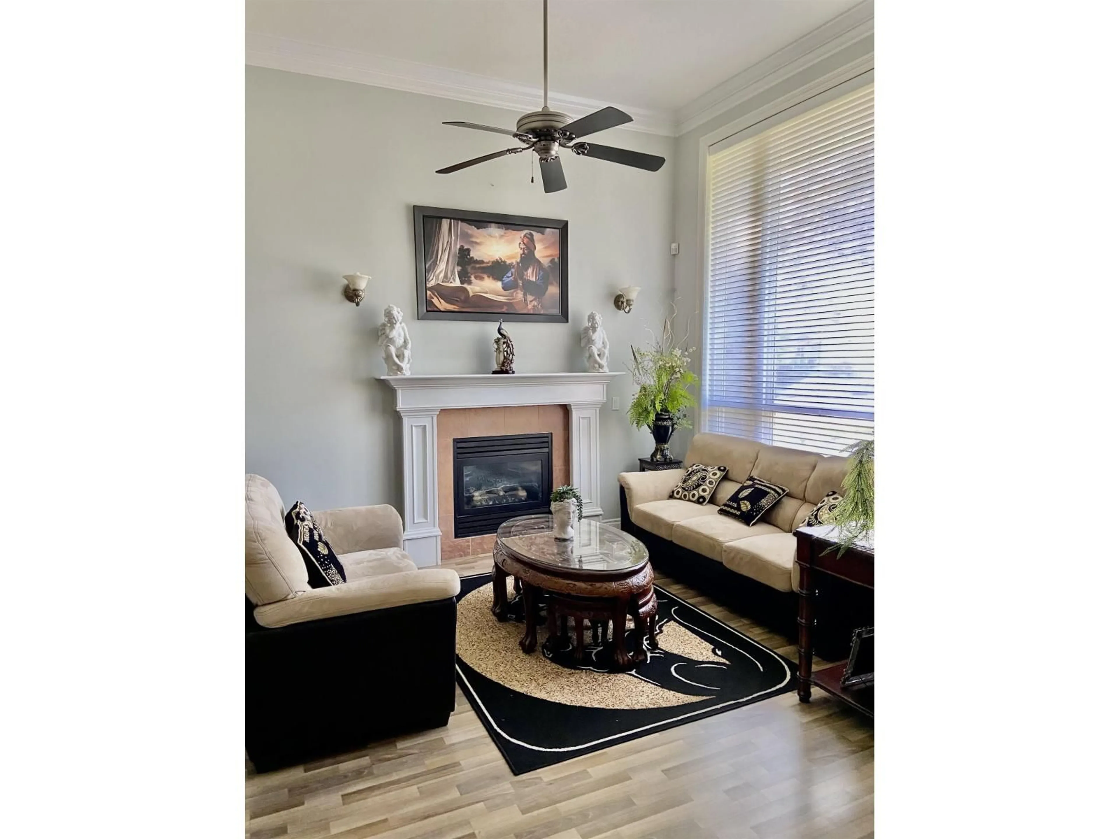 Living room with furniture, wood/laminate floor for 16072 96A, Surrey British Columbia V4N3K8