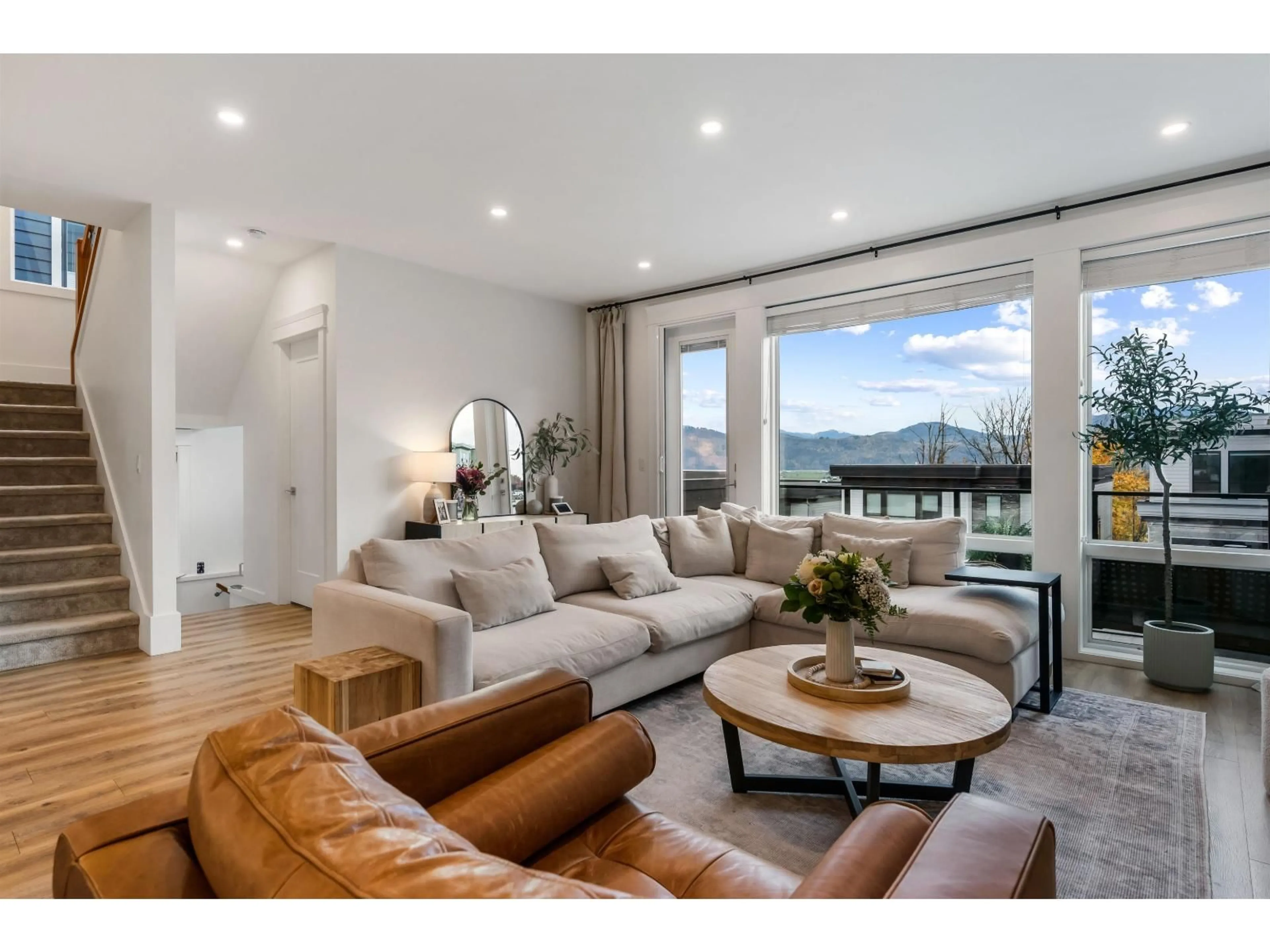 Living room with furniture, unknown for 35935 TIMBERLANE, Abbotsford British Columbia V3G0H5