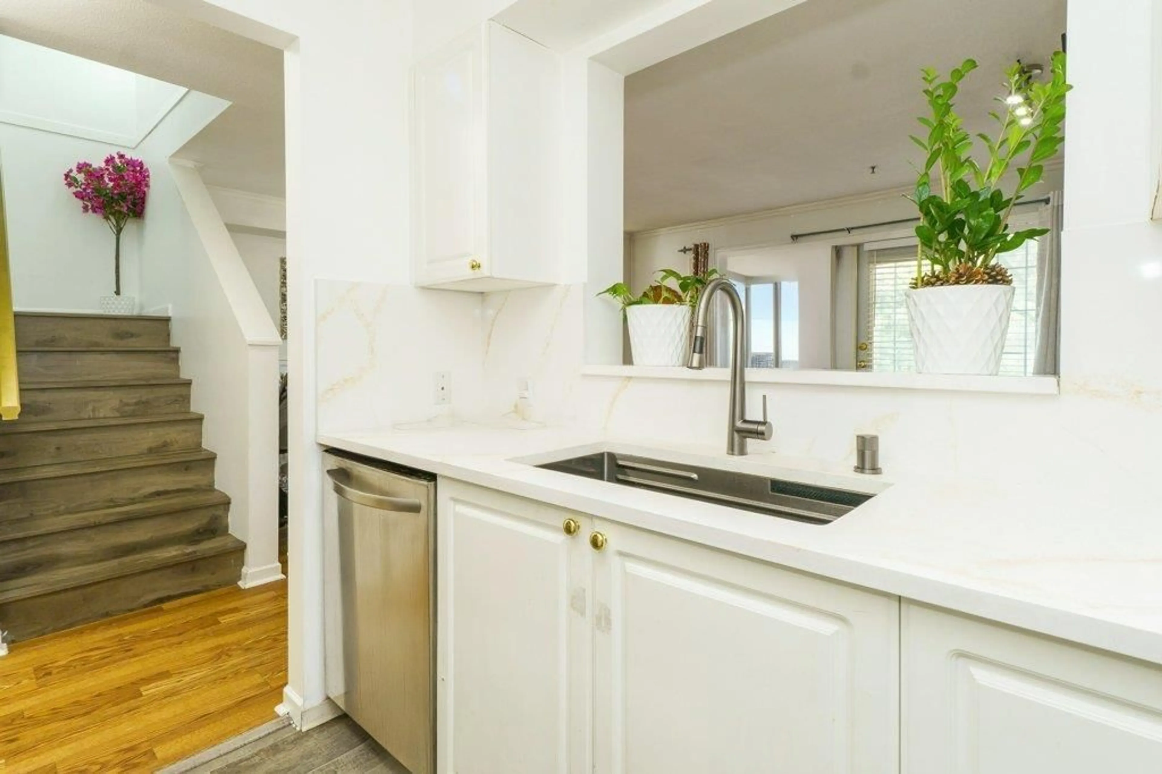 Open concept kitchen, ceramic/tile floor for 106 - 15258 105, Surrey British Columbia V3R0W8