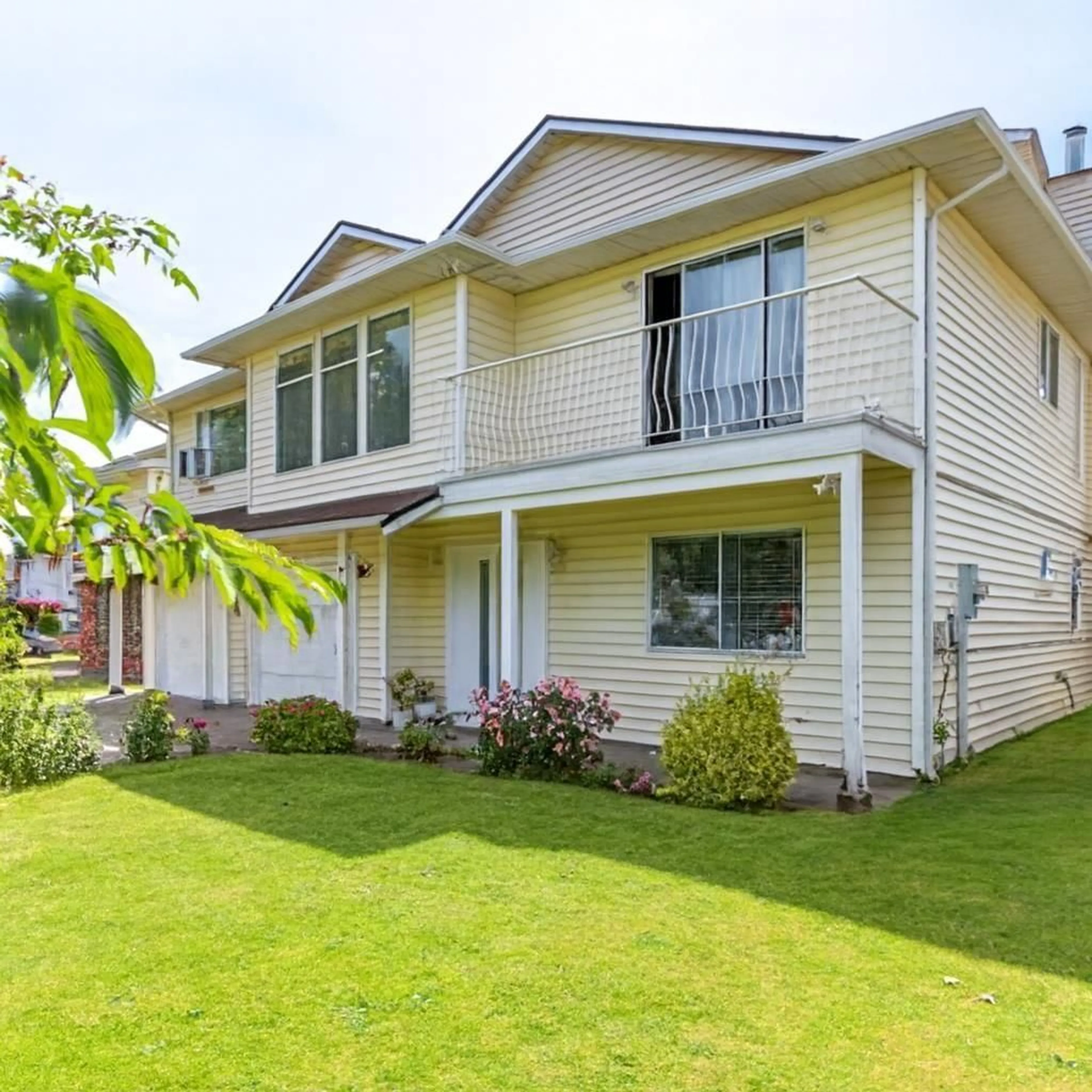 Home with vinyl exterior material, street for 7565 123A, Surrey British Columbia V3W9P6