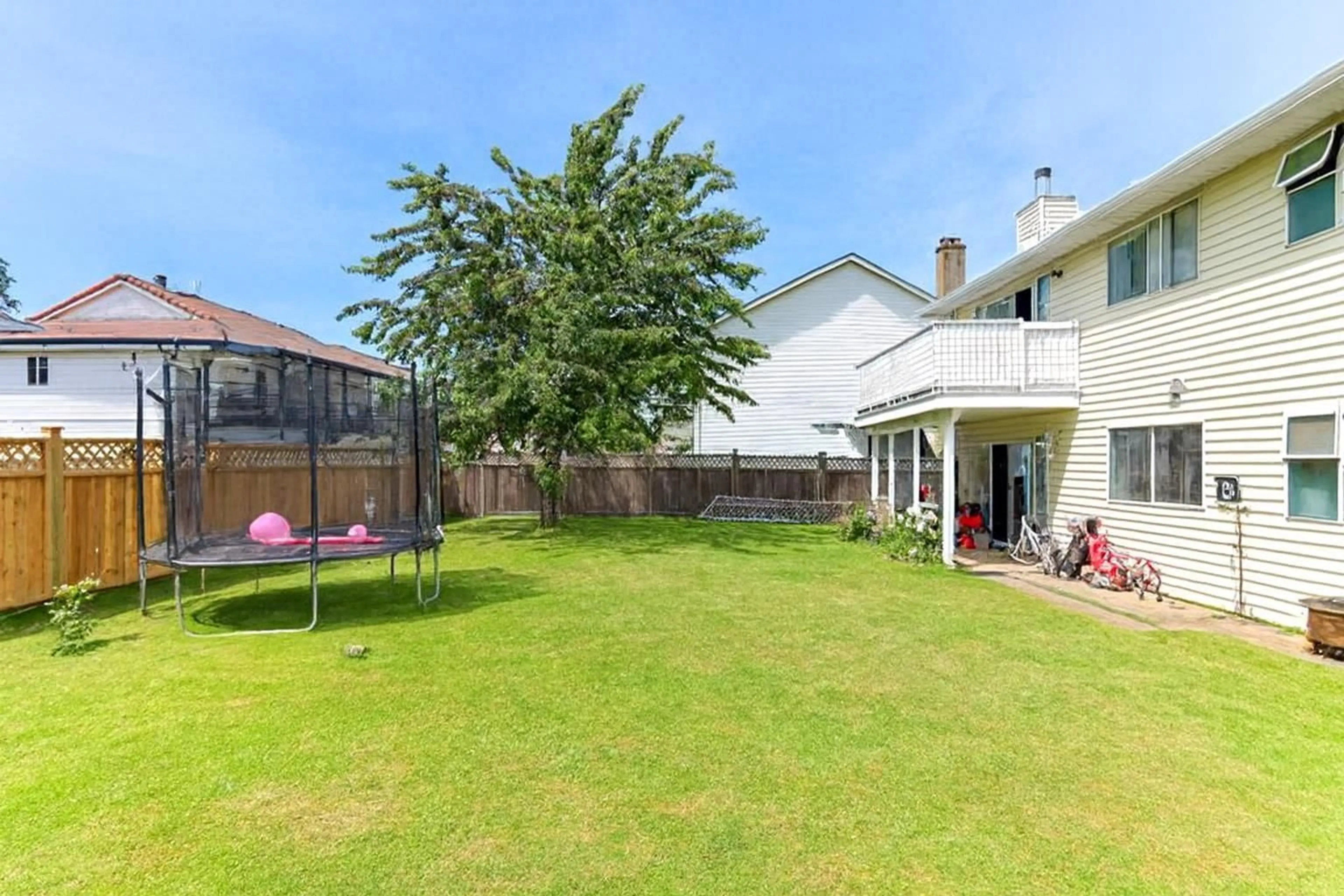 A pic from outside/outdoor area/front of a property/back of a property/a pic from drone, street for 7565 123A, Surrey British Columbia V3W9P6