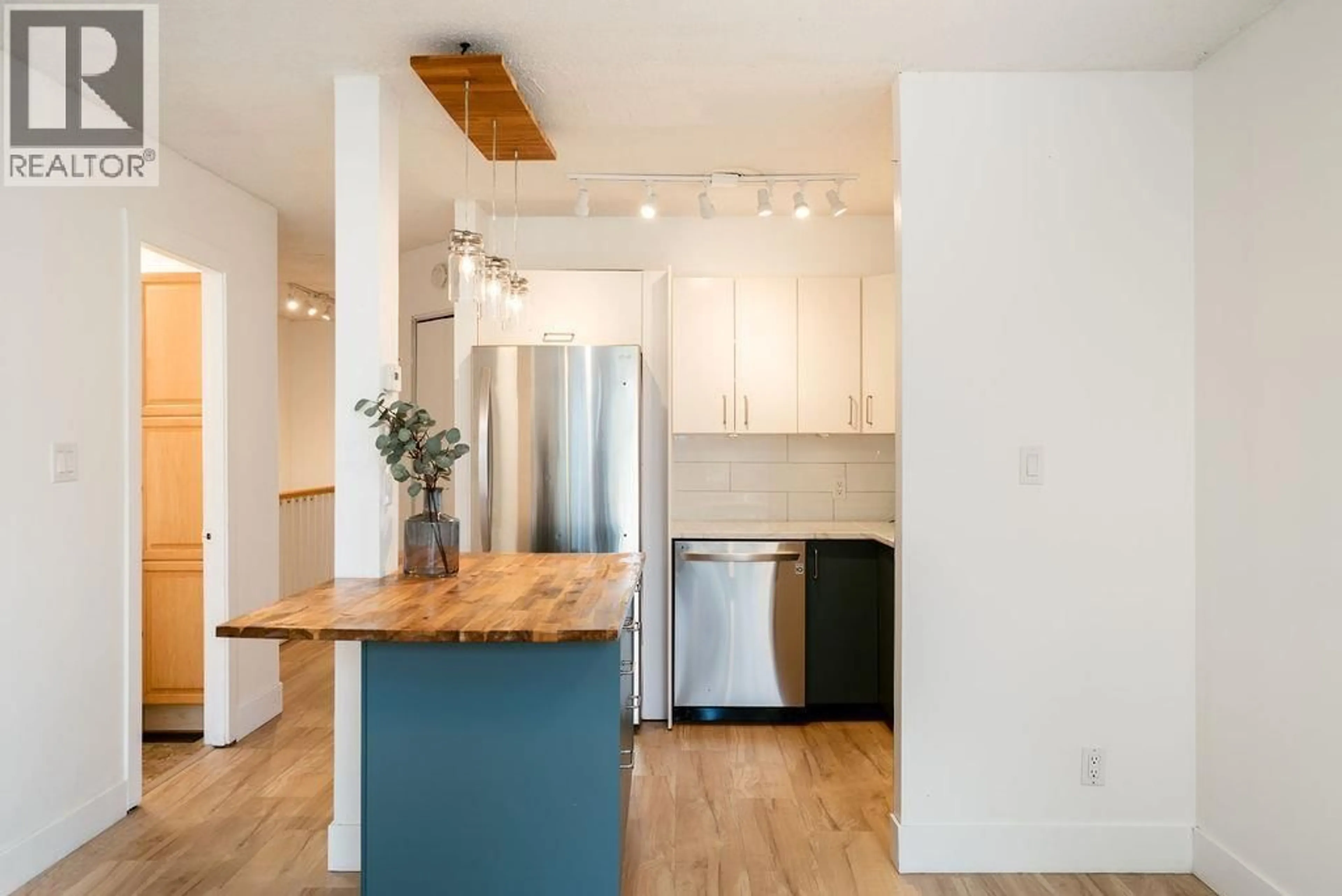 Open concept kitchen, wood/laminate floor for 1009 CLARKE ROAD, Port Moody British Columbia V3H1M3