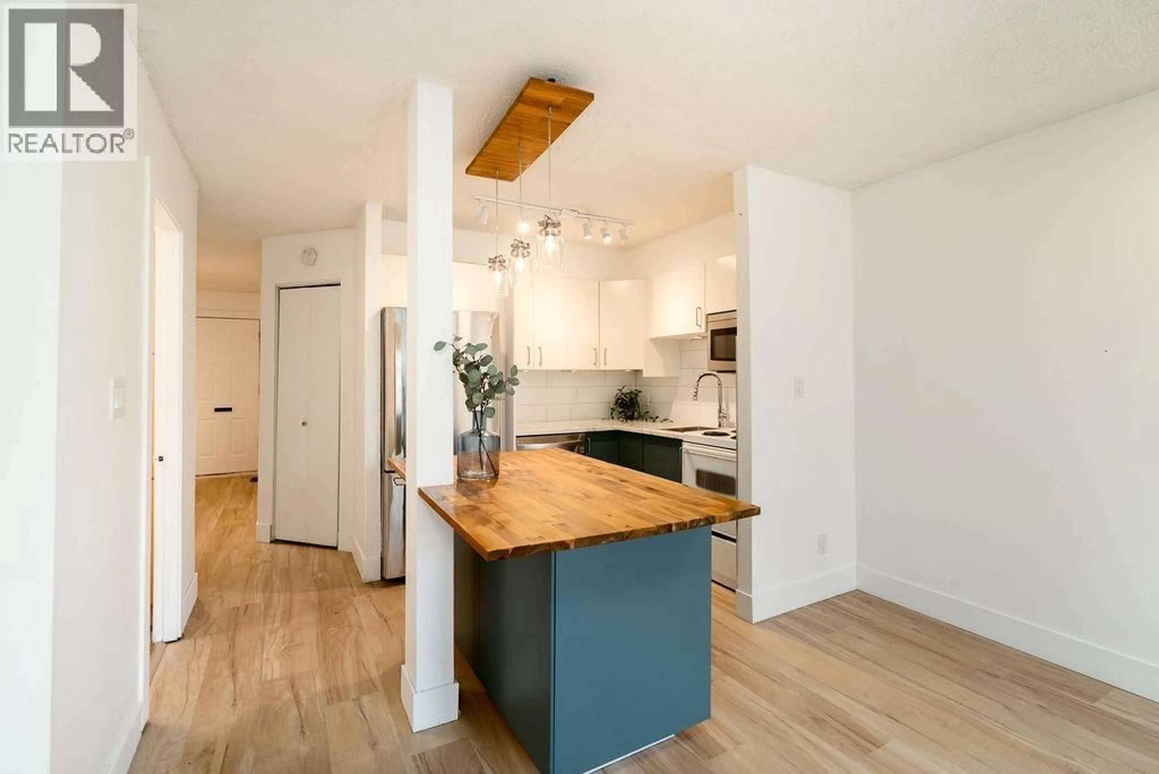 Open concept kitchen, wood/laminate floor for 1009 CLARKE ROAD, Port Moody British Columbia V3H1M3