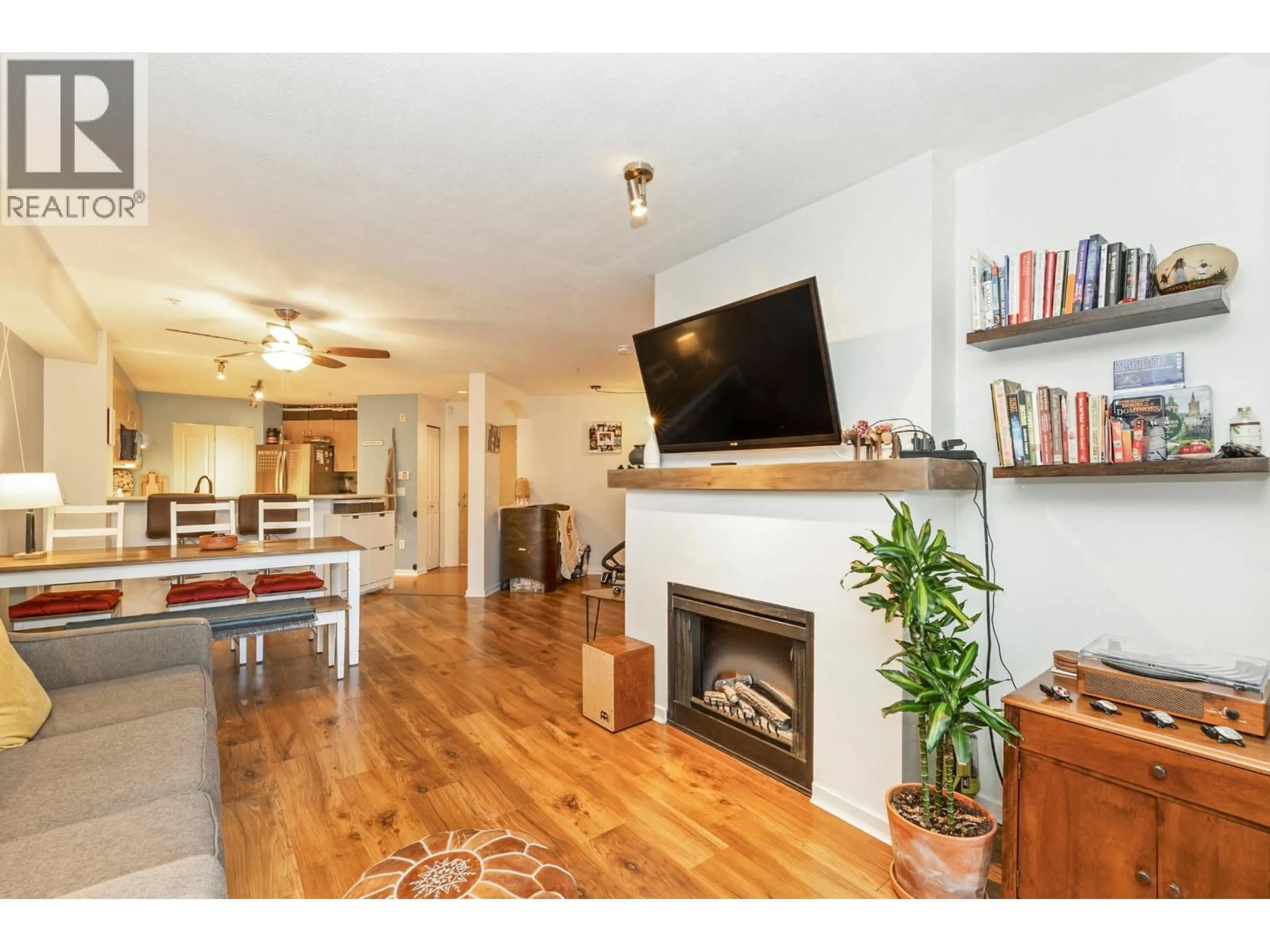 Living room with furniture, wood/laminate floor for 110 - 400 KLAHANIE DRIVE, Port Moody British Columbia V3H5K9