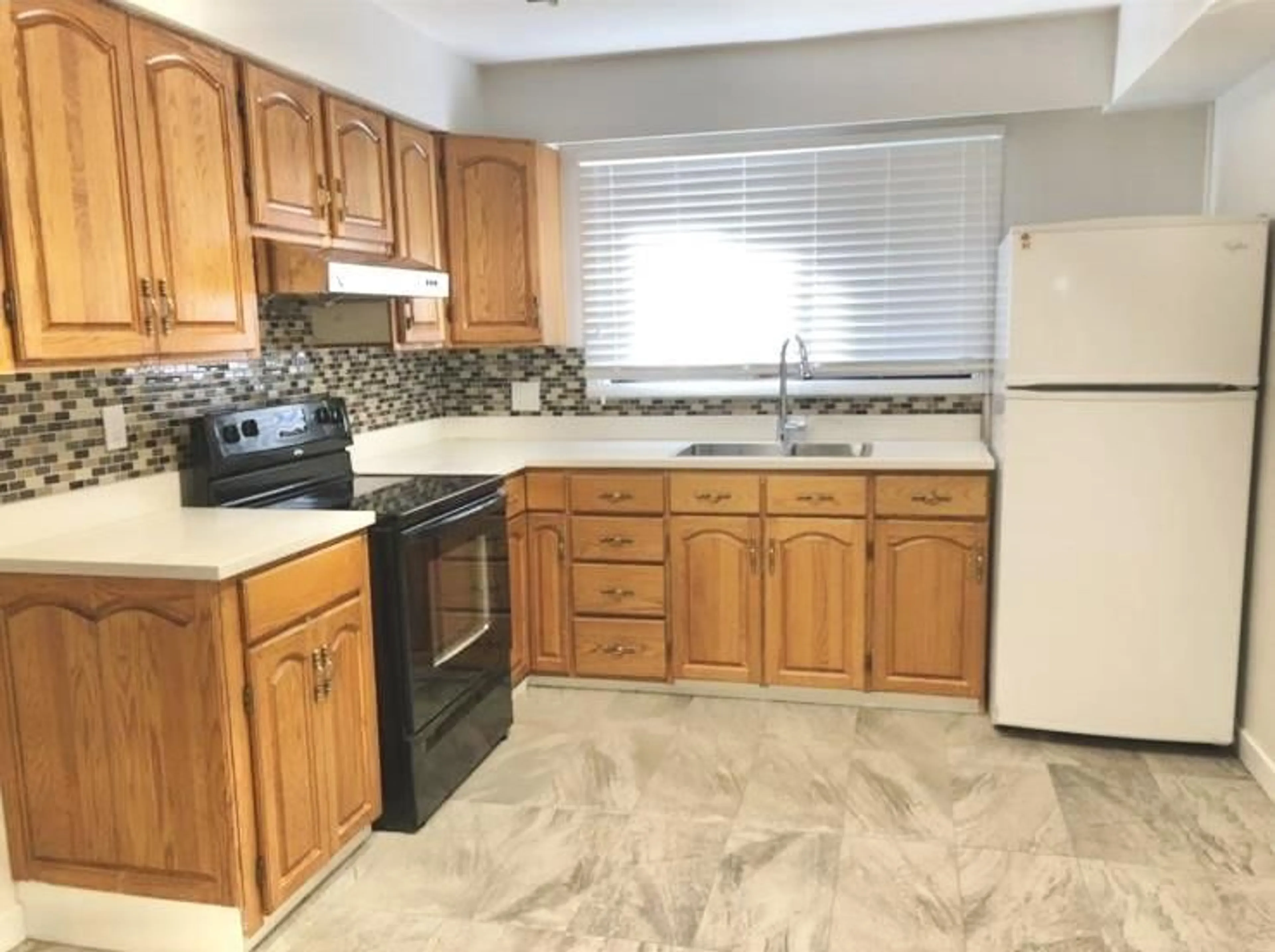 Standard kitchen, ceramic/tile floor for 10307 146, Surrey British Columbia V3R3T3