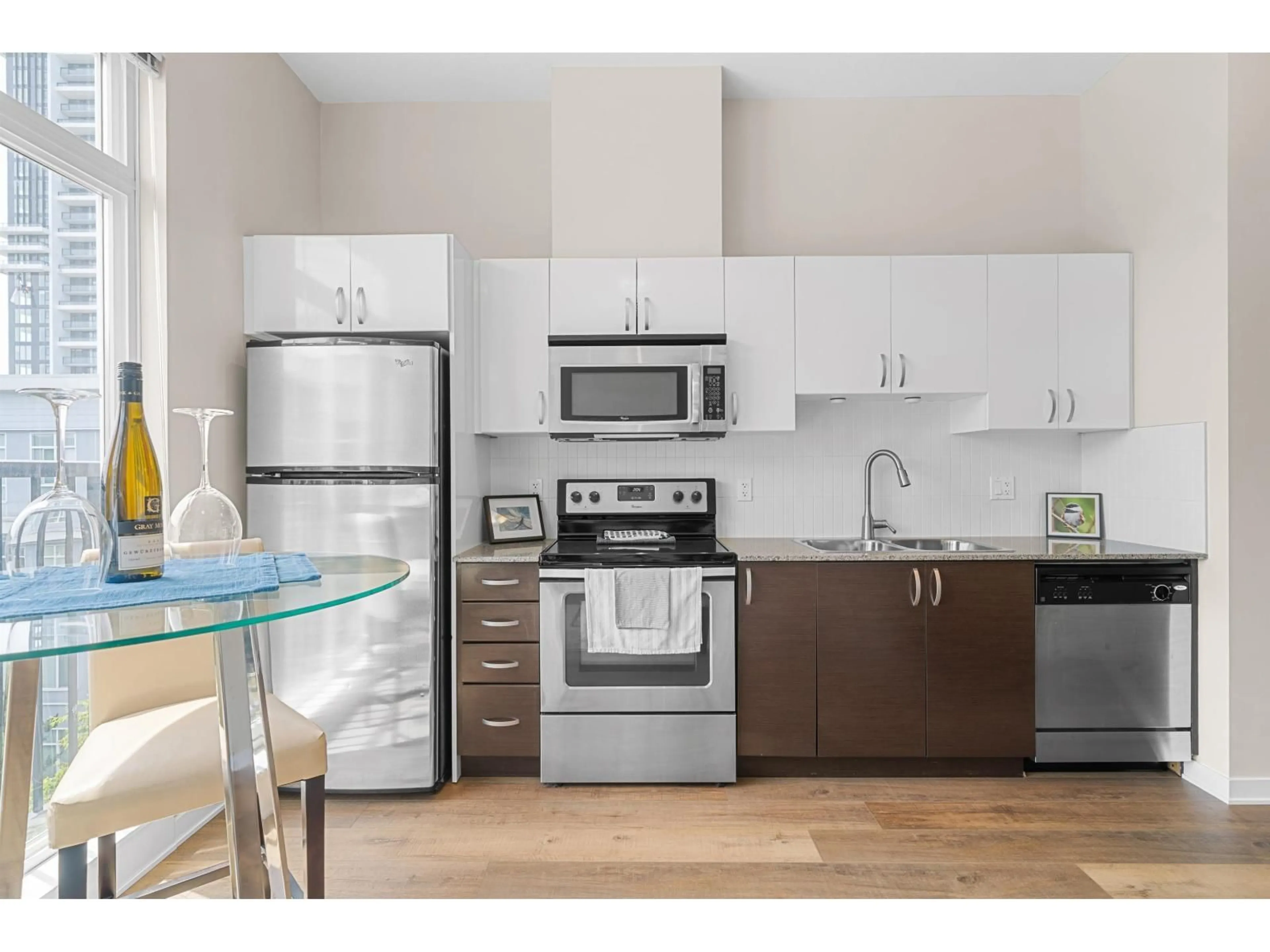 Standard kitchen, wood/laminate floor for 513 - 13728 108 AVENUE, Surrey British Columbia V3T0G2