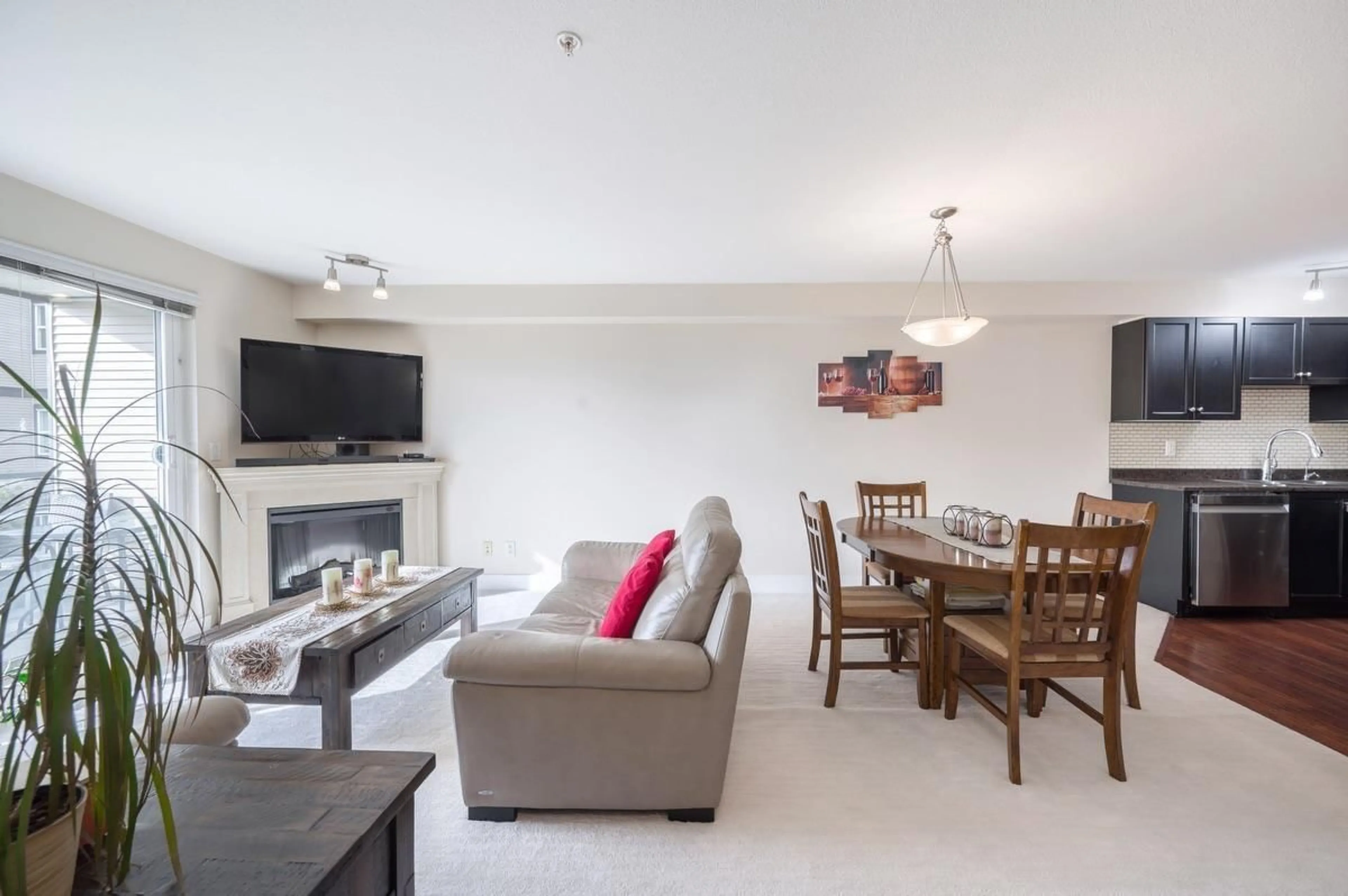 Living room with furniture, unknown for 213 - 30525 CARDINAL, Abbotsford British Columbia V2T0A8