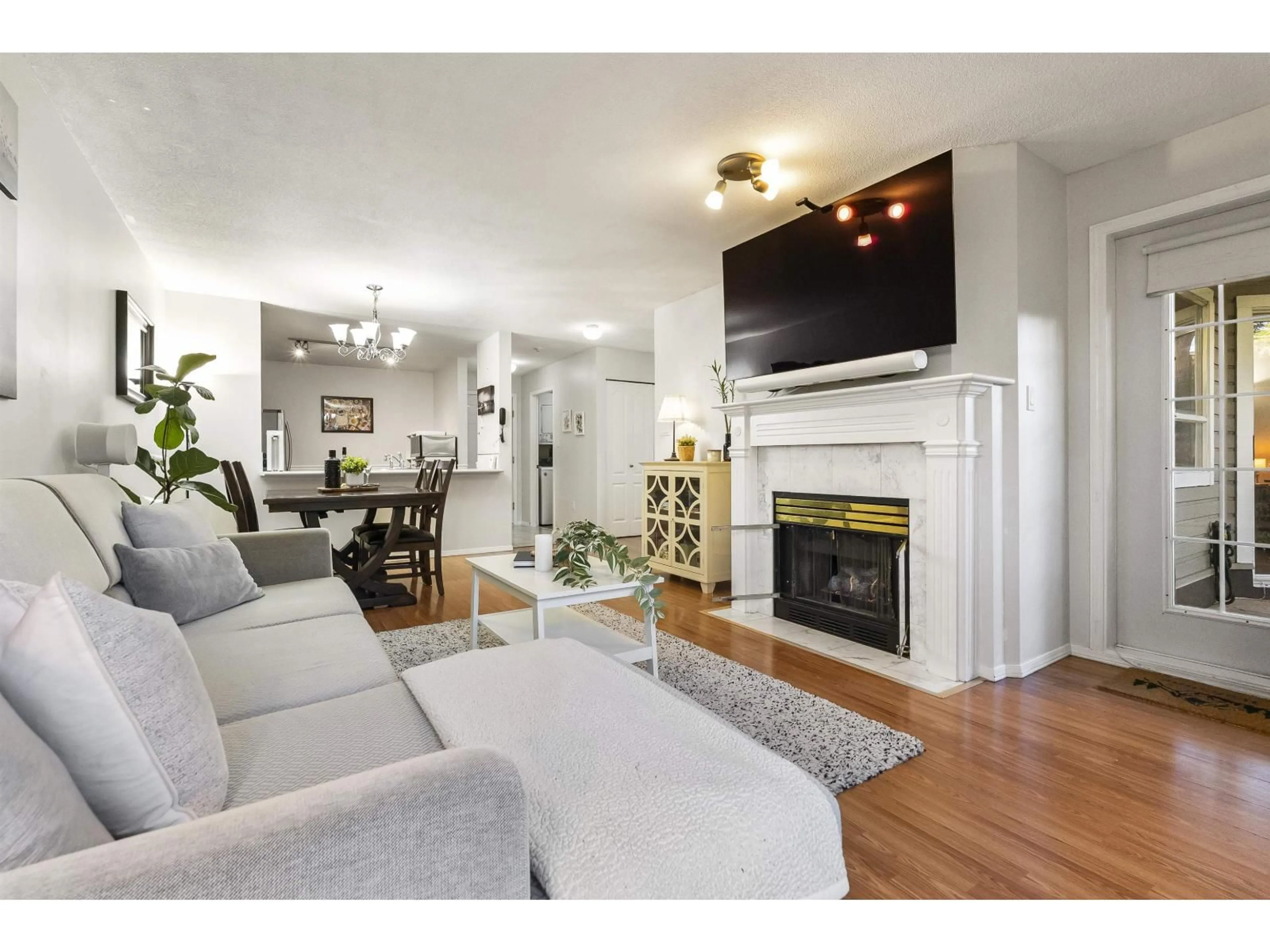 Living room with furniture, wood/laminate floor for 115 - 15130 108, Surrey British Columbia V3R0T8