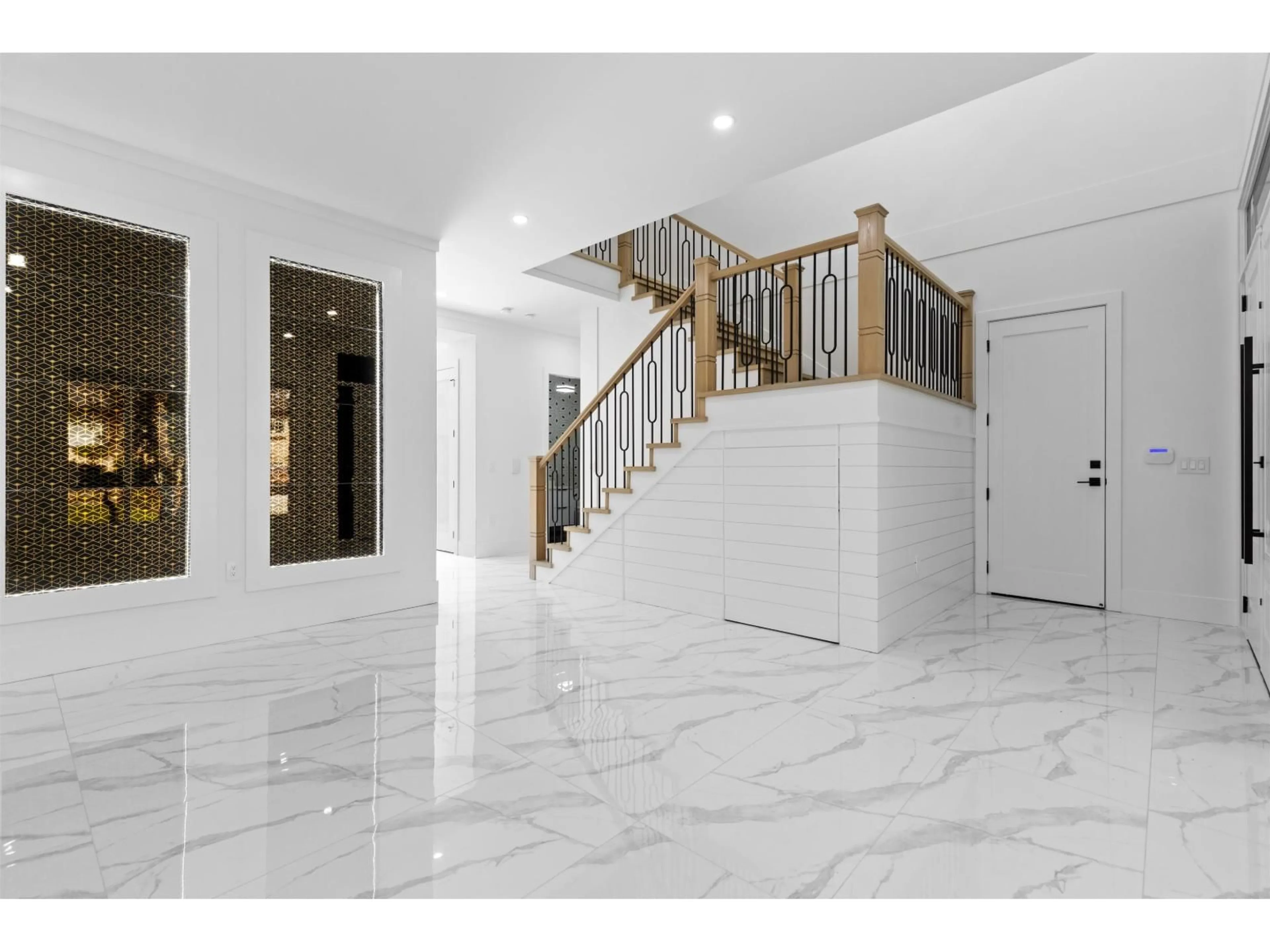 Indoor foyer for 15584 89B, Surrey British Columbia V3R4K9