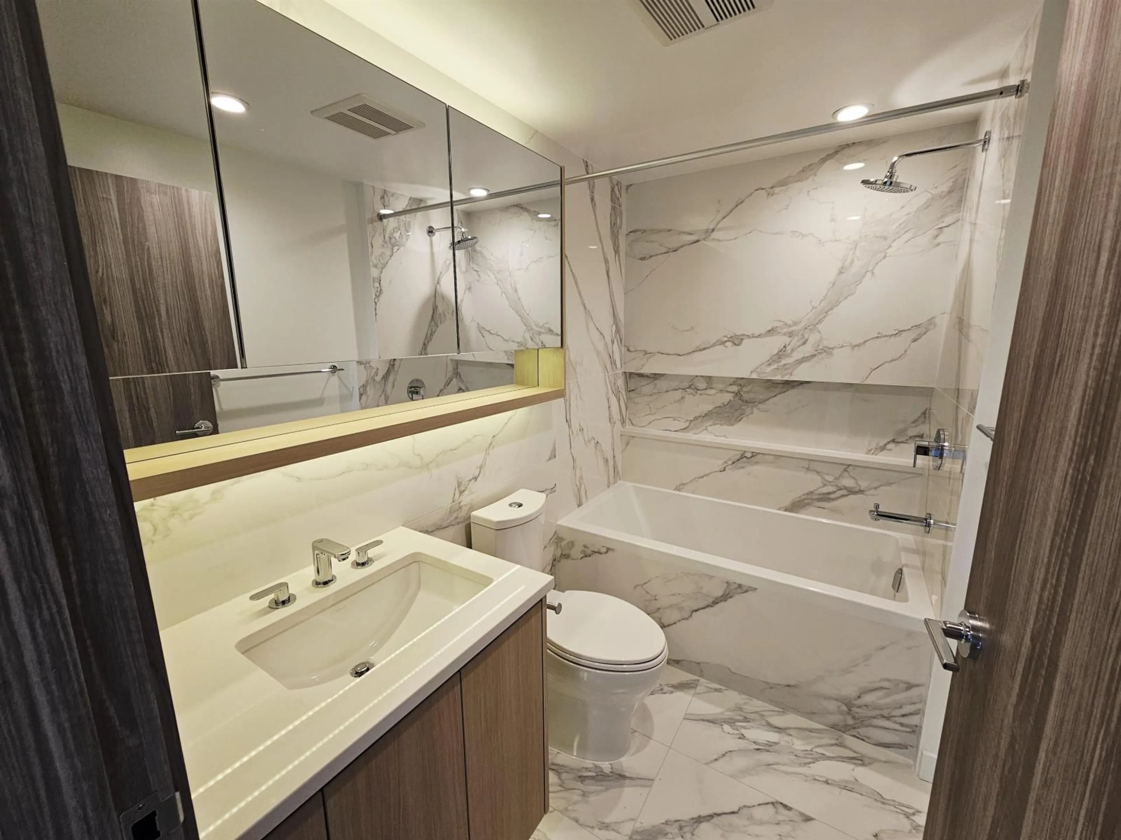 Standard bathroom, ceramic/tile floor for 2709 - 13768 100, Surrey British Columbia V3T0V2