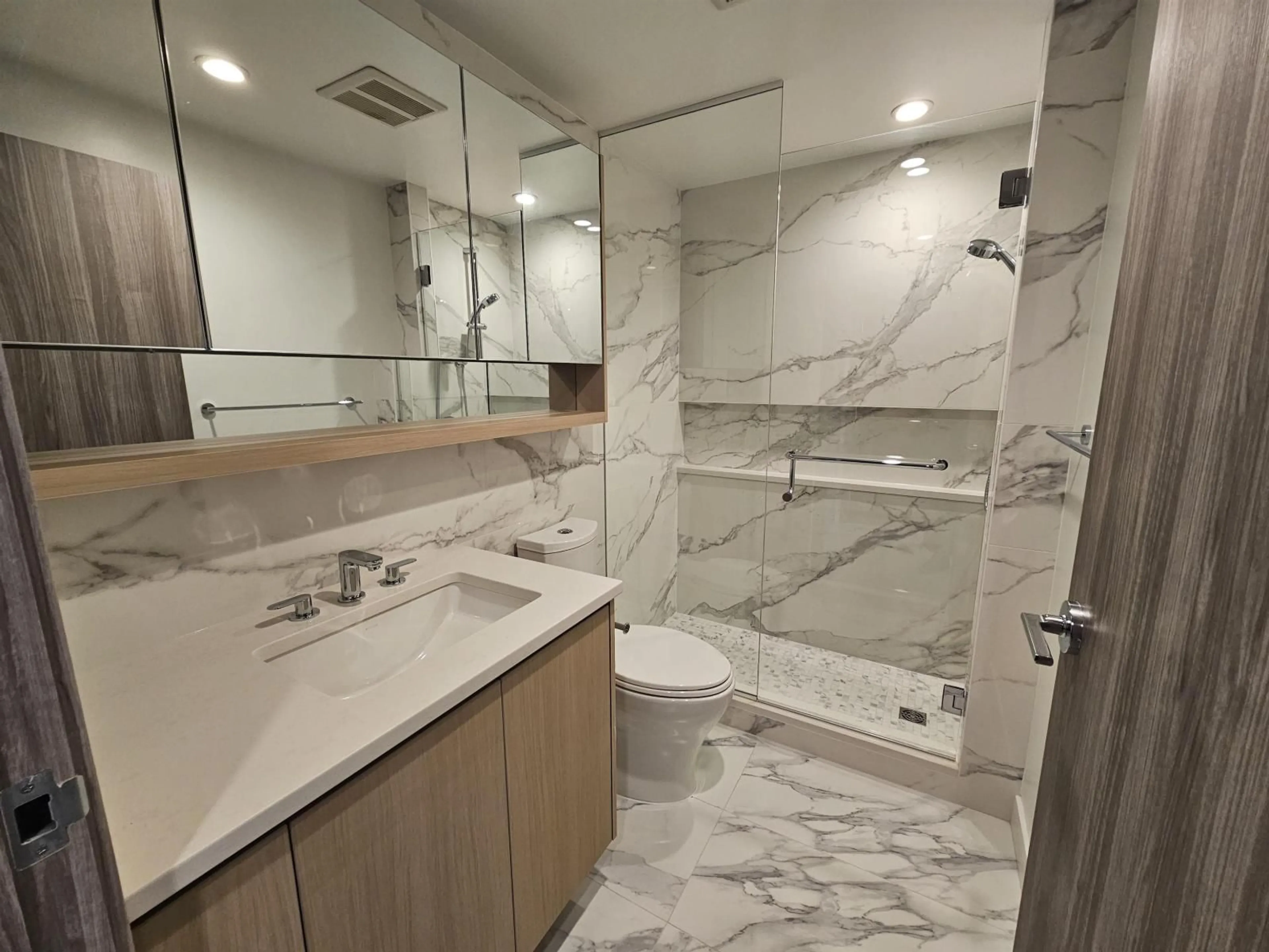 Contemporary bathroom, ceramic/tile floor for 2709 - 13768 100, Surrey British Columbia V3T0V2