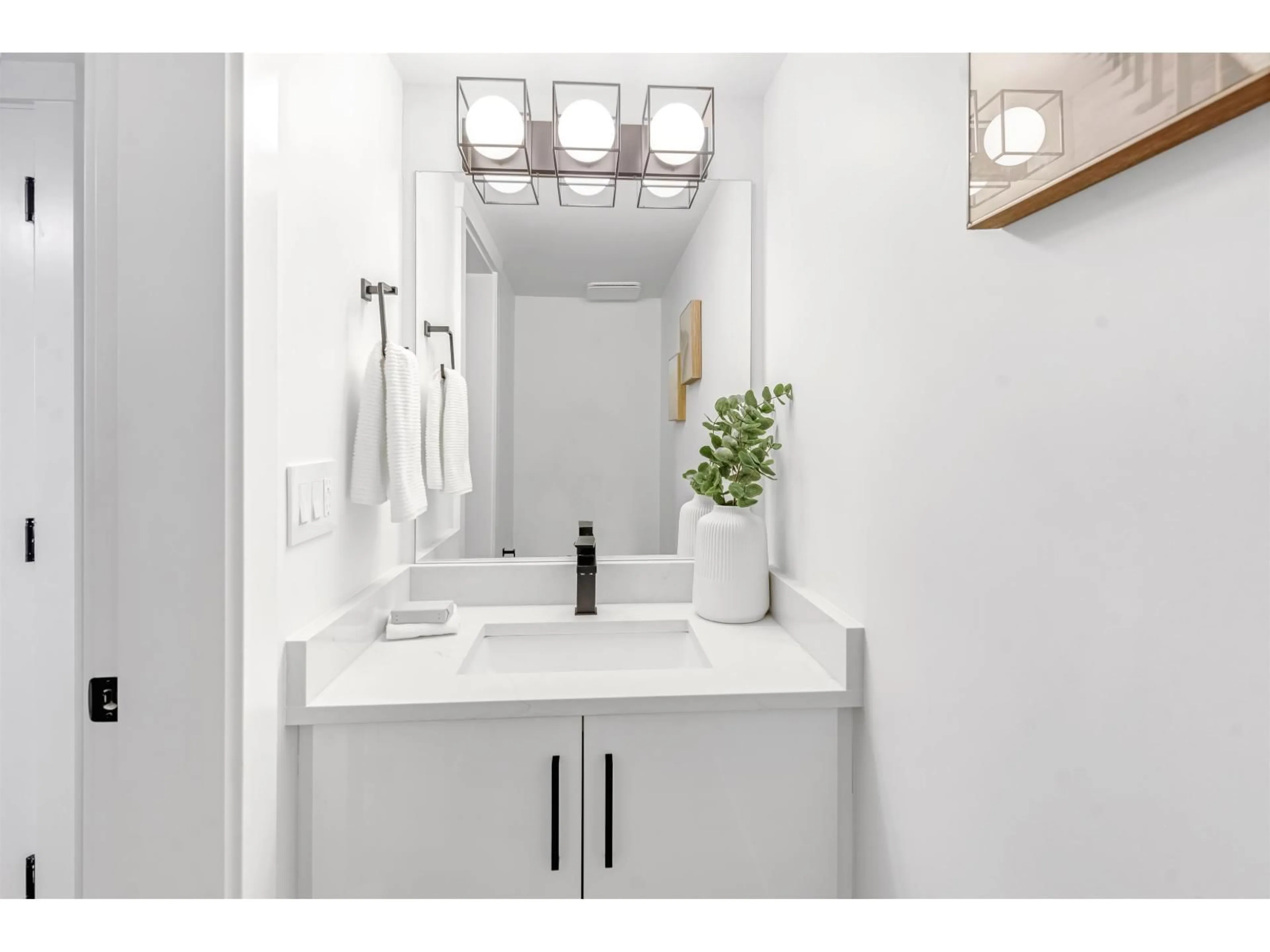 Contemporary bathroom, ceramic/tile floor for 29 - 6035 141, Surrey British Columbia V3X0L6