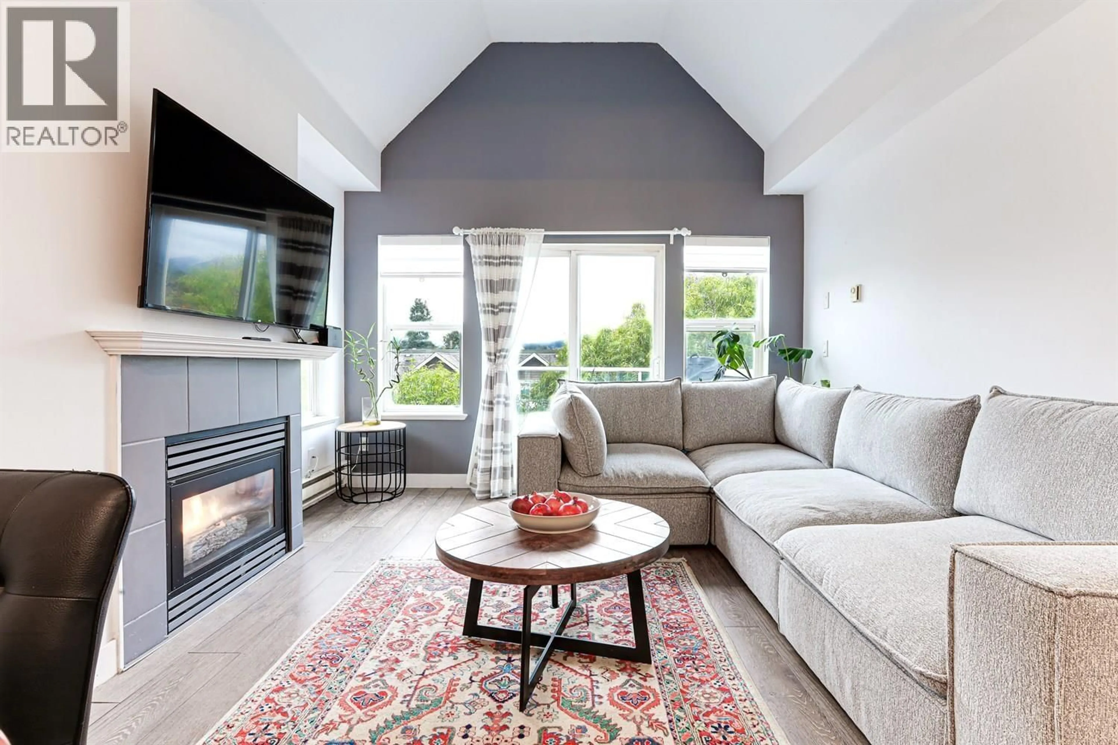 Living room with furniture, unknown for 402 - 1558 GRANT AVENUE, Port Coquitlam British Columbia V3B1P2