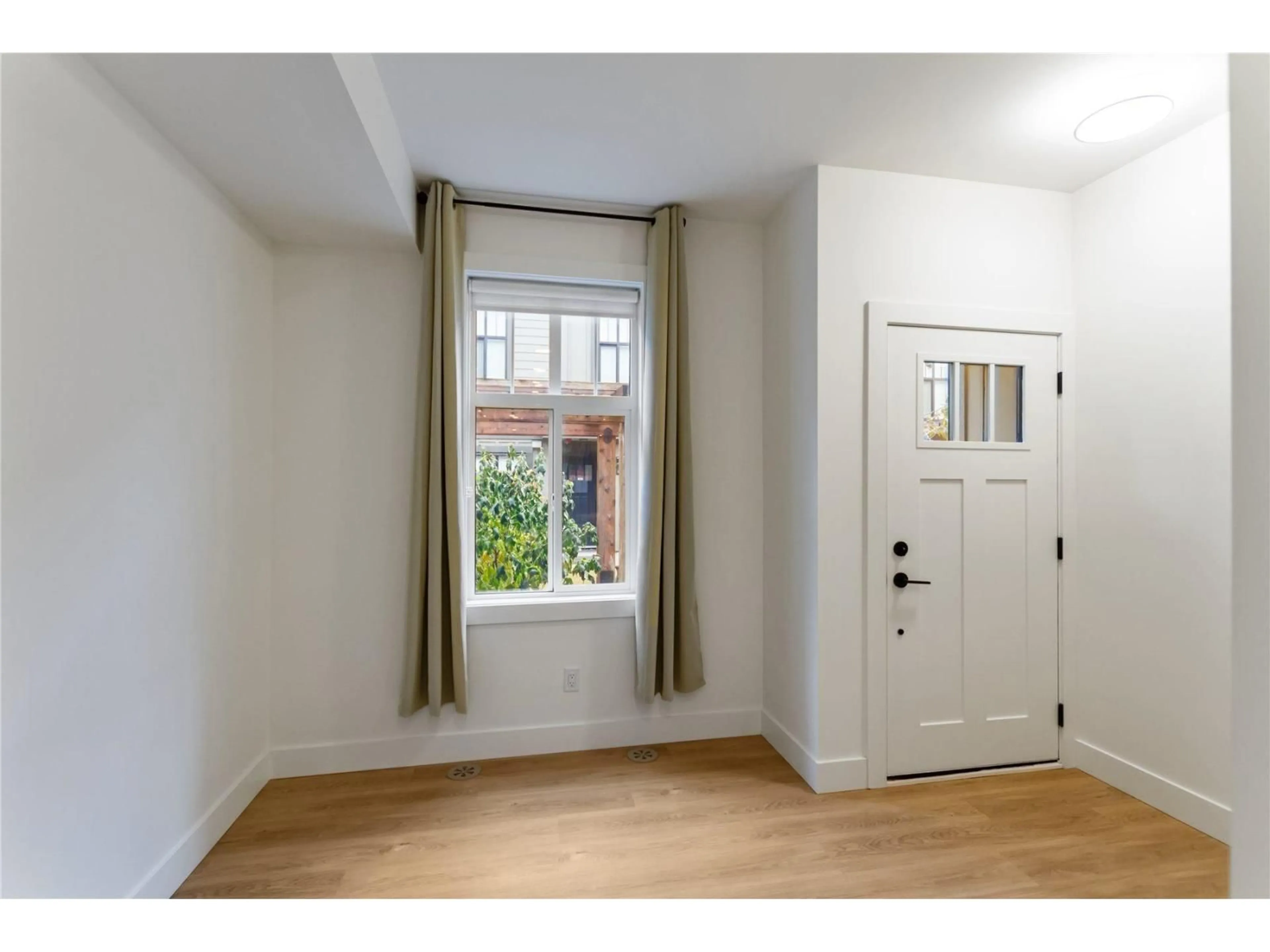 Indoor entryway for 31 - 2350 165, Surrey British Columbia V3Z1J9