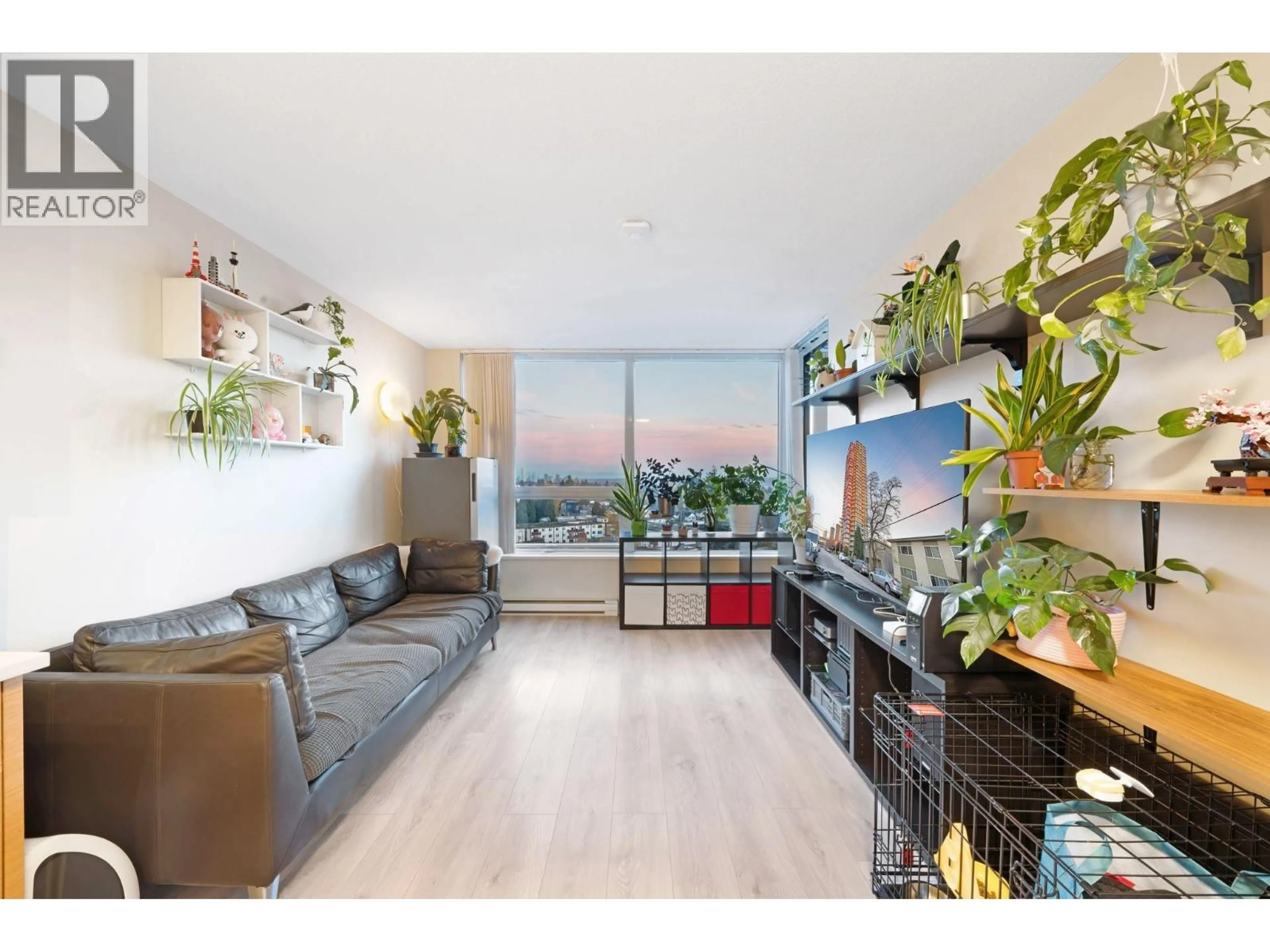 Living room with furniture, unknown for 1501 - 6658 DOW AVENUE, Burnaby British Columbia V5H0C7