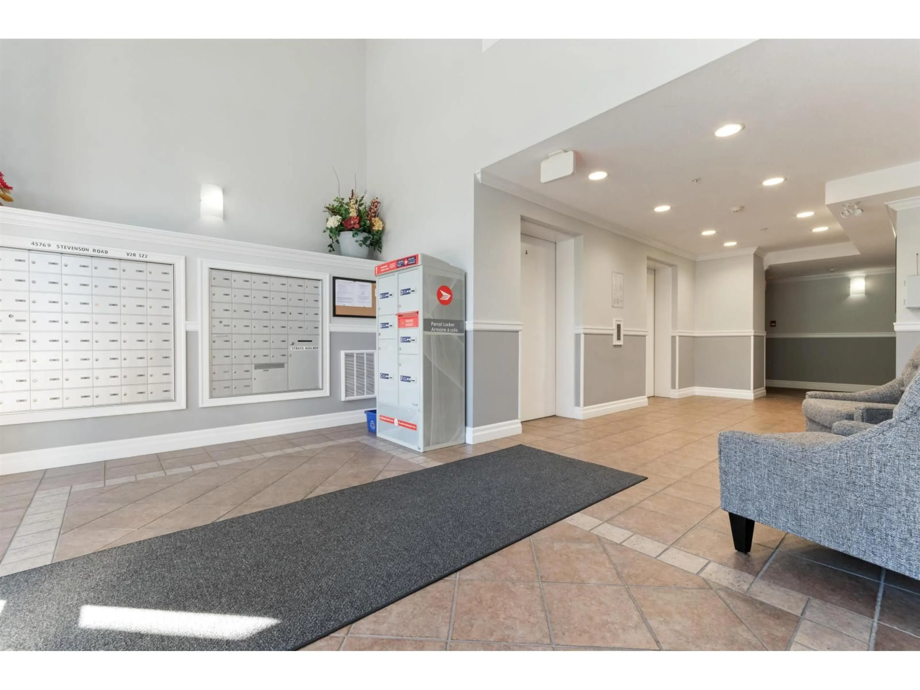 Indoor foyer for 318 - 45769 STEVENSON ROAD, Chilliwack British Columbia V2R5Z2