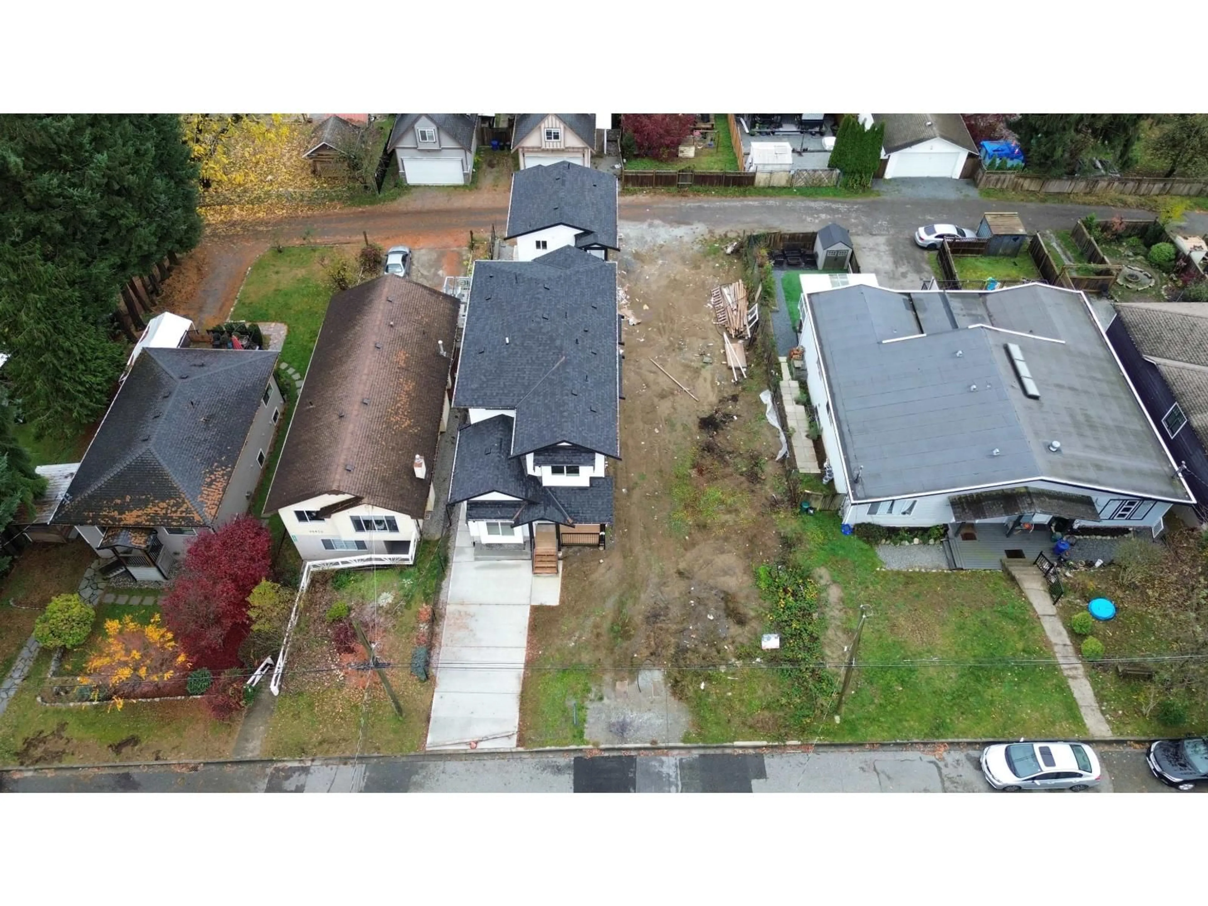 A pic from outside/outdoor area/front of a property/back of a property/a pic from drone, street for 32862 3RD AVENUE, Mission British Columbia V2V1N1