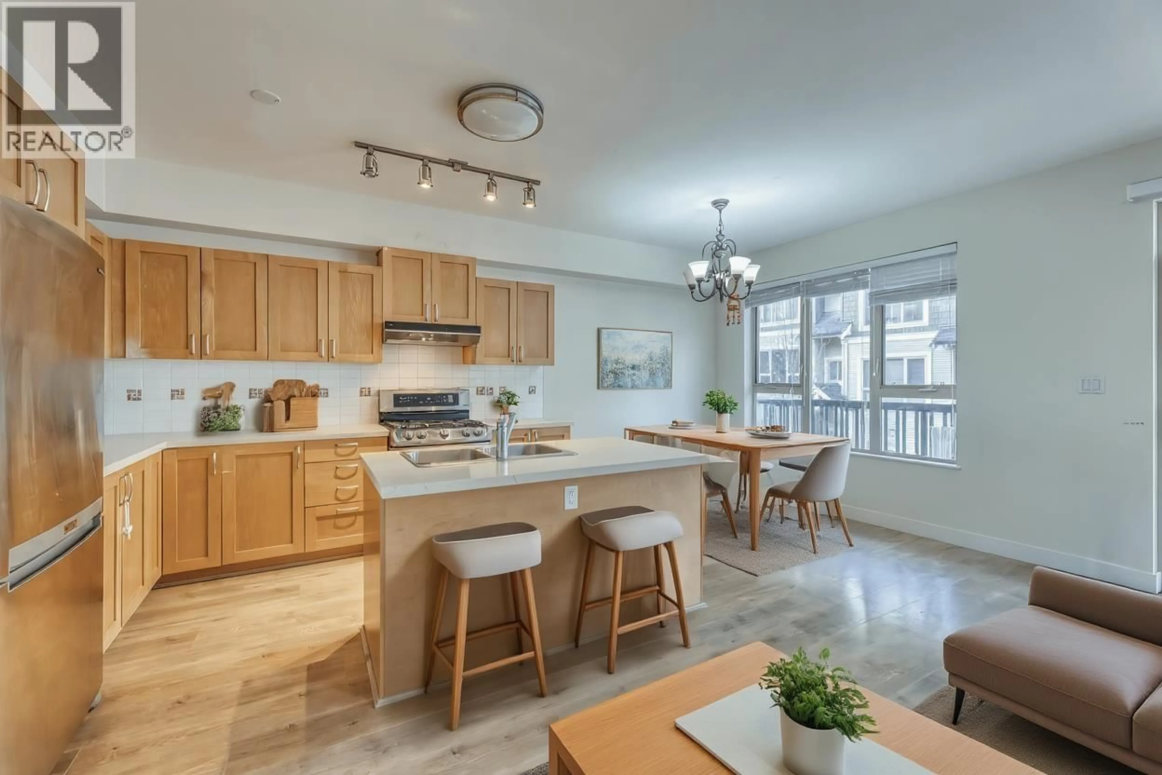 Open concept kitchen, ceramic/tile floor for 140 - 3105 DAYANEE SPRINGS BOULEVARD, Coquitlam British Columbia V3E0C2