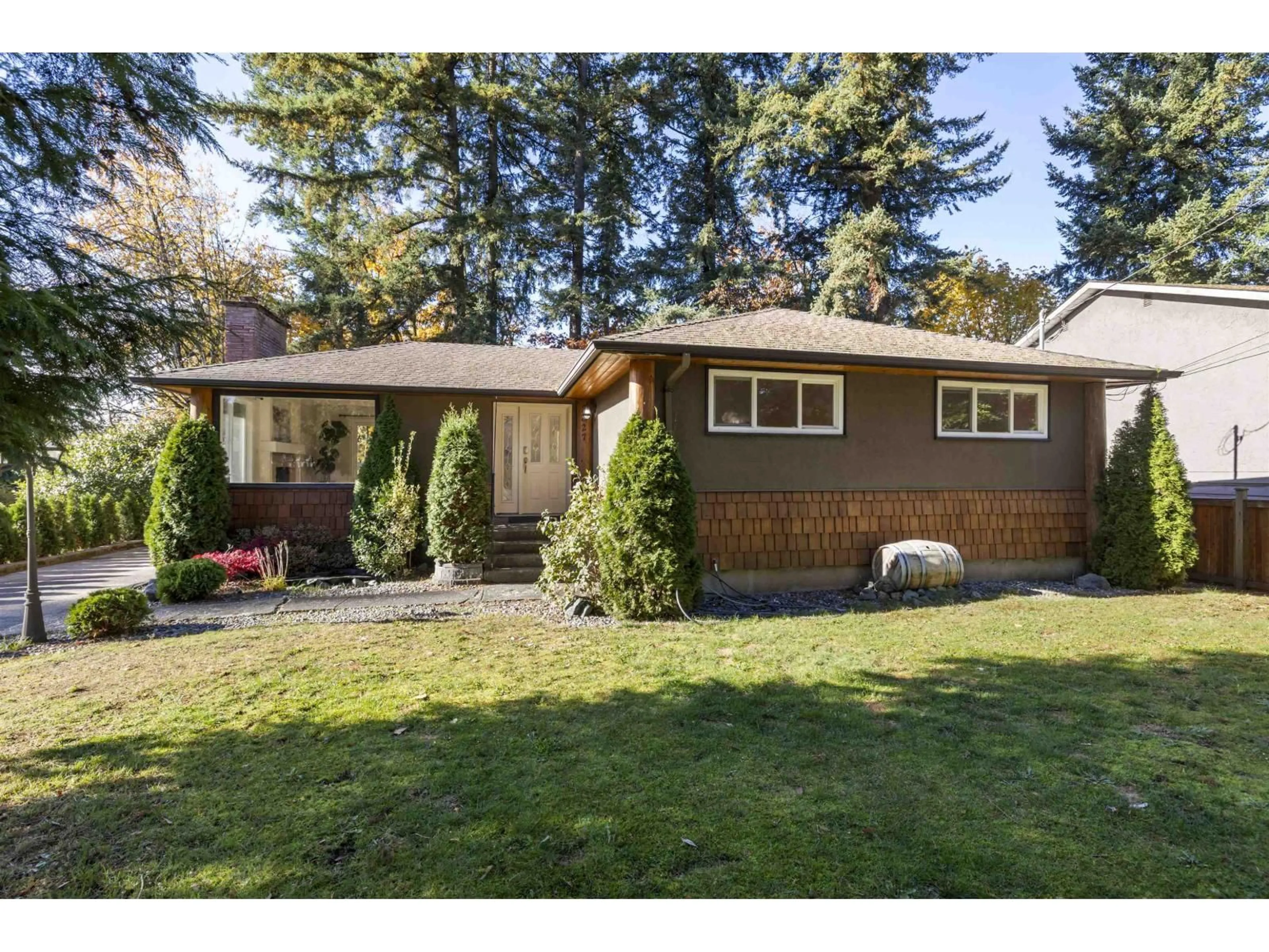 Home with vinyl exterior material, street for 2827 CAMBRIDGE, Abbotsford British Columbia V2S4C8