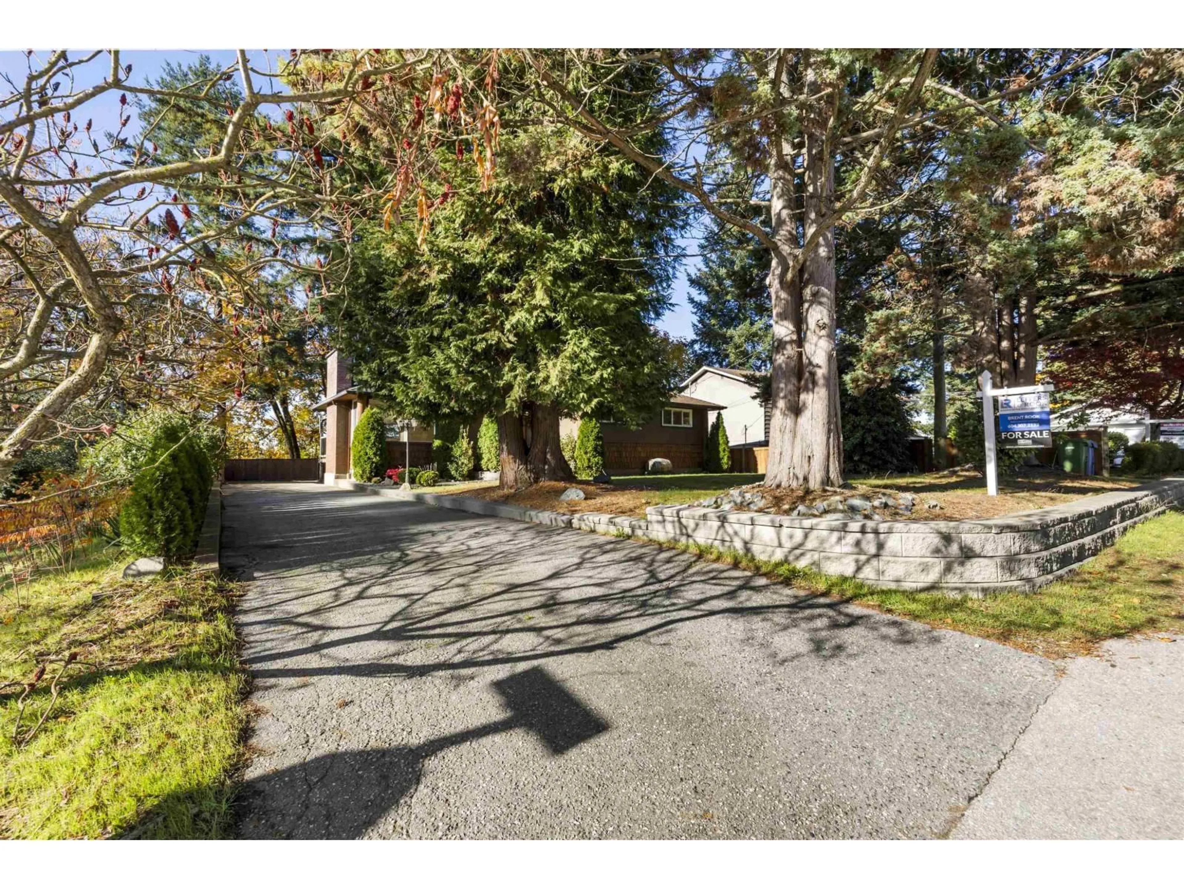 A pic from outside/outdoor area/front of a property/back of a property/a pic from drone, street for 2827 CAMBRIDGE, Abbotsford British Columbia V2S4C8